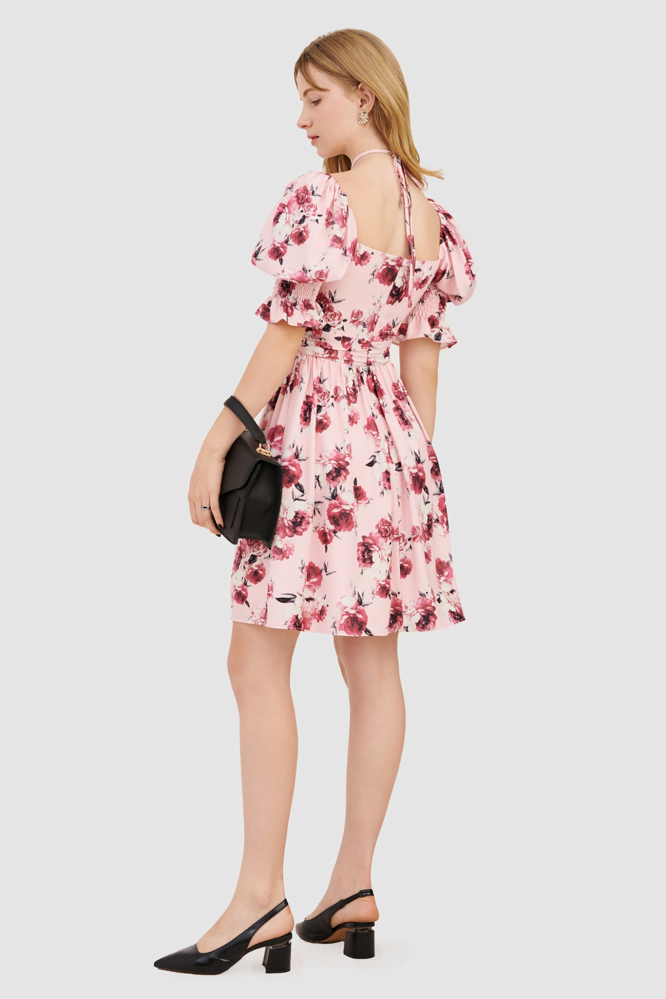 Đầm cổ yếm tay nhấn smocking