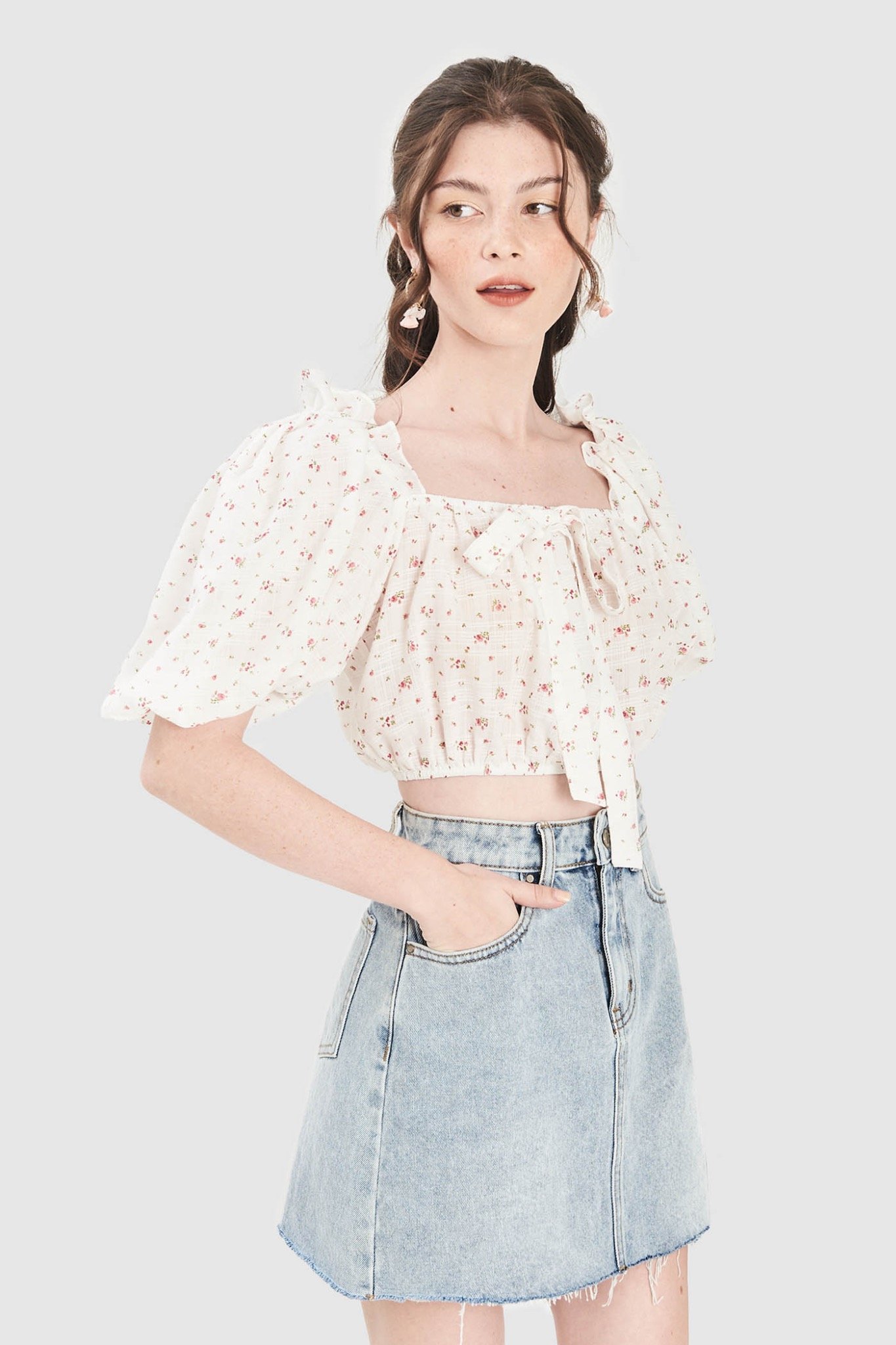 Áo crop top tay phồng họa tiết hoa nhí