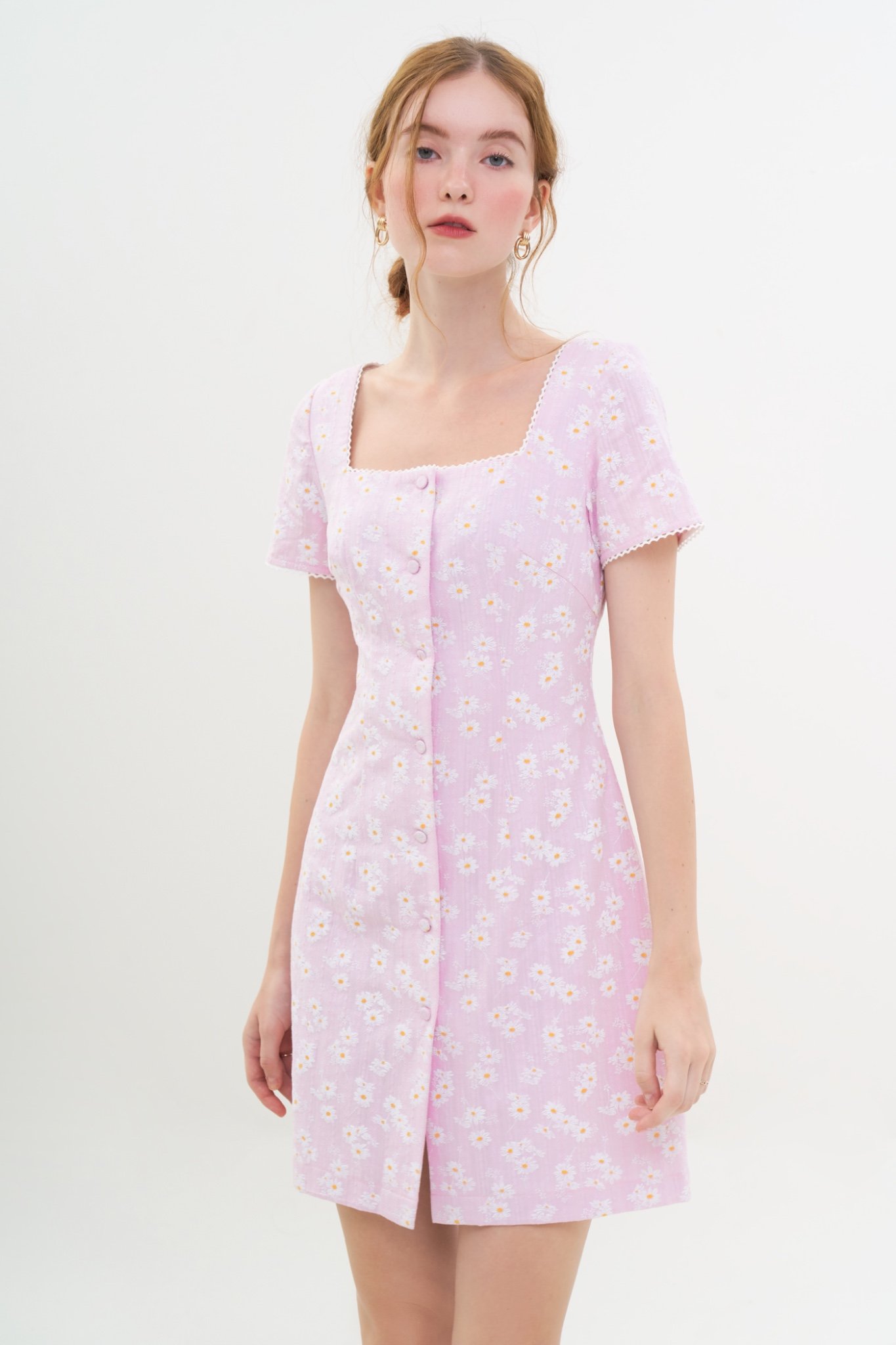 Đầm mini cổ vuông hoạ tiết hoa cúc