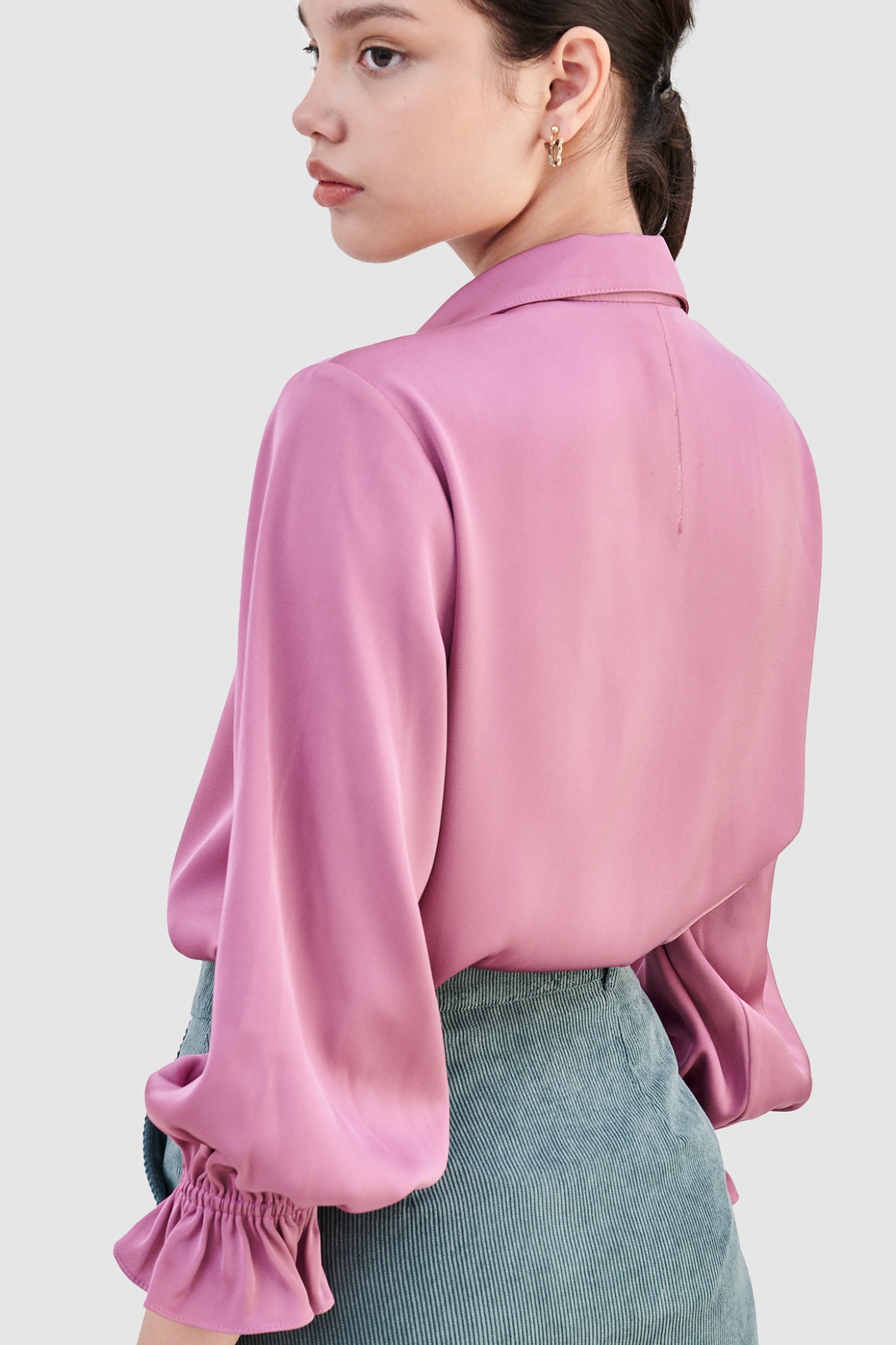 Áo sơ mi satin kèm dây nơ cổ