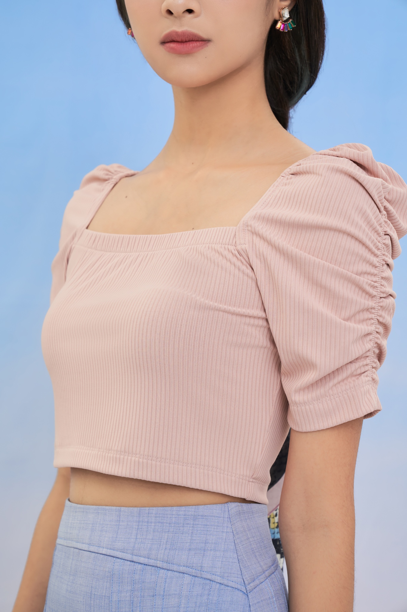 Áo thun gân croptop cổ vuông nhún vai