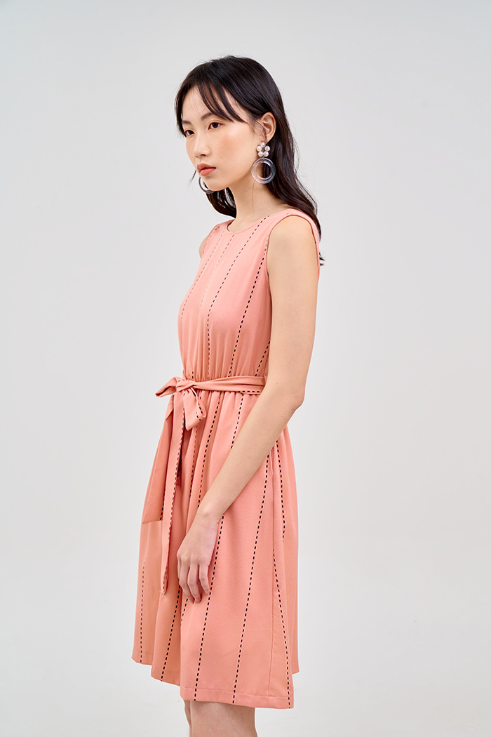 Đầm sát nách đắp chéo lưng nẹp tùng