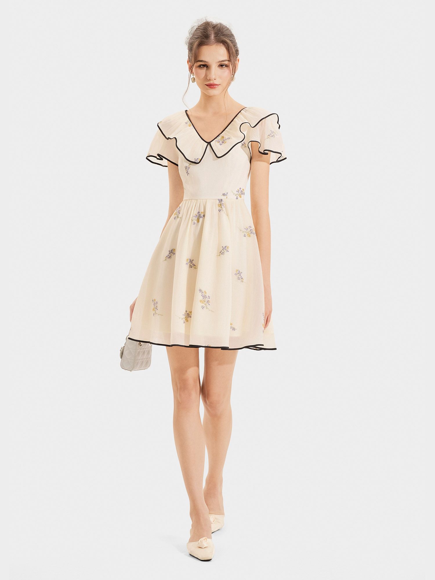  Đầm tơ thêu hoa tay cánh tiên cổ tim phối viền 