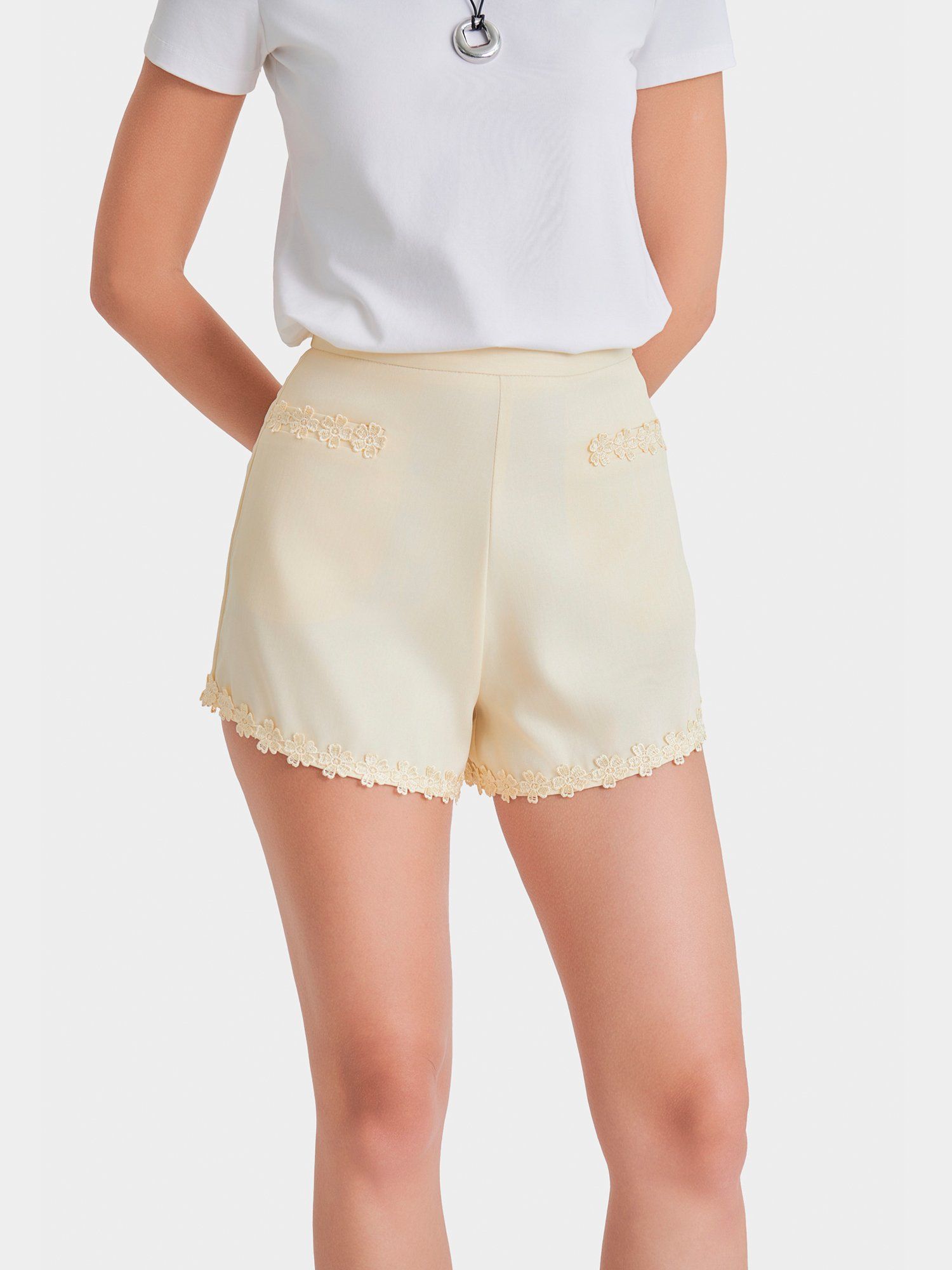  Quần short 2 túi trước phối ren hoa 