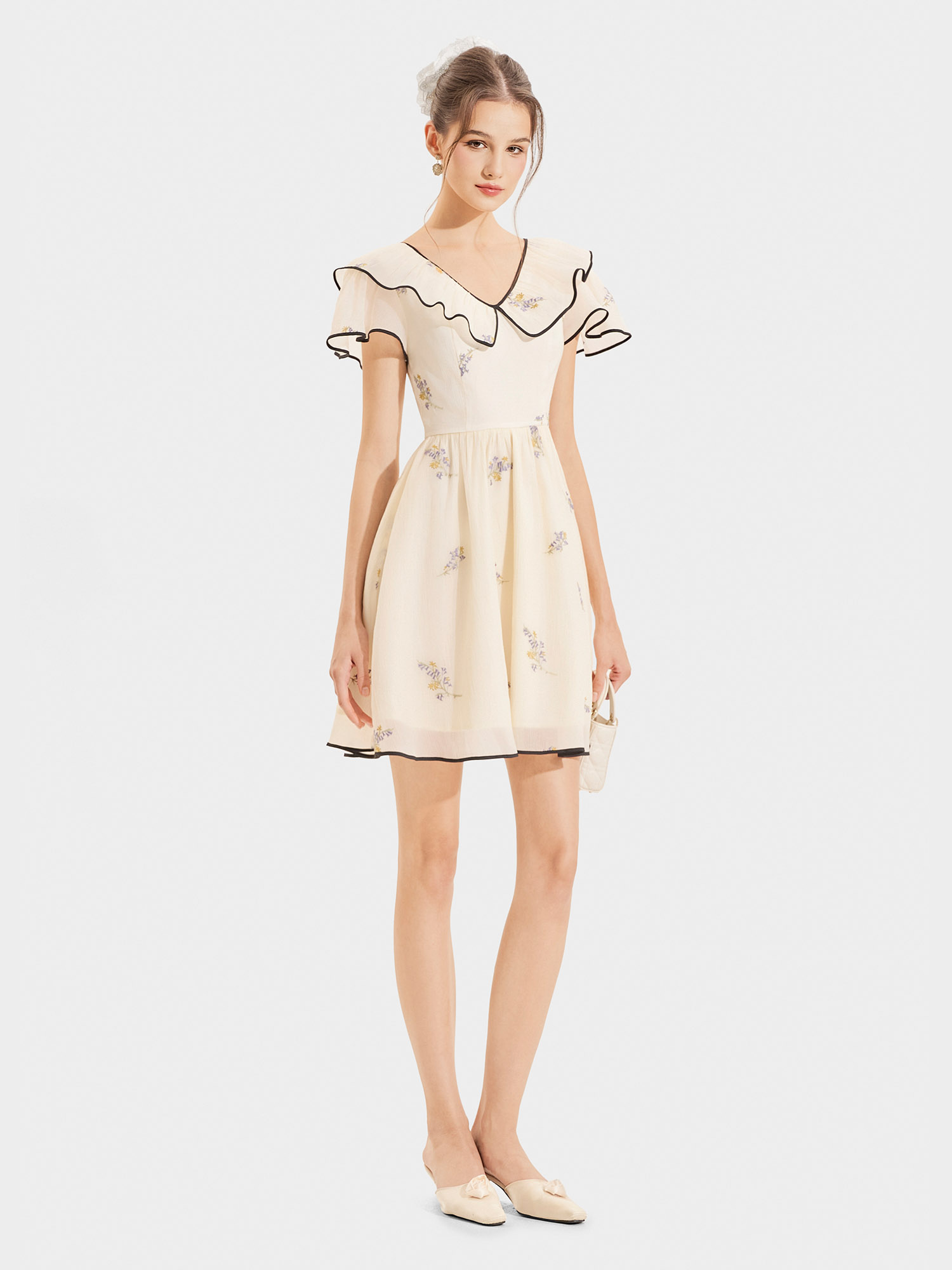 Đầm tơ thêu hoa tay cánh tiên cổ tim phối viền