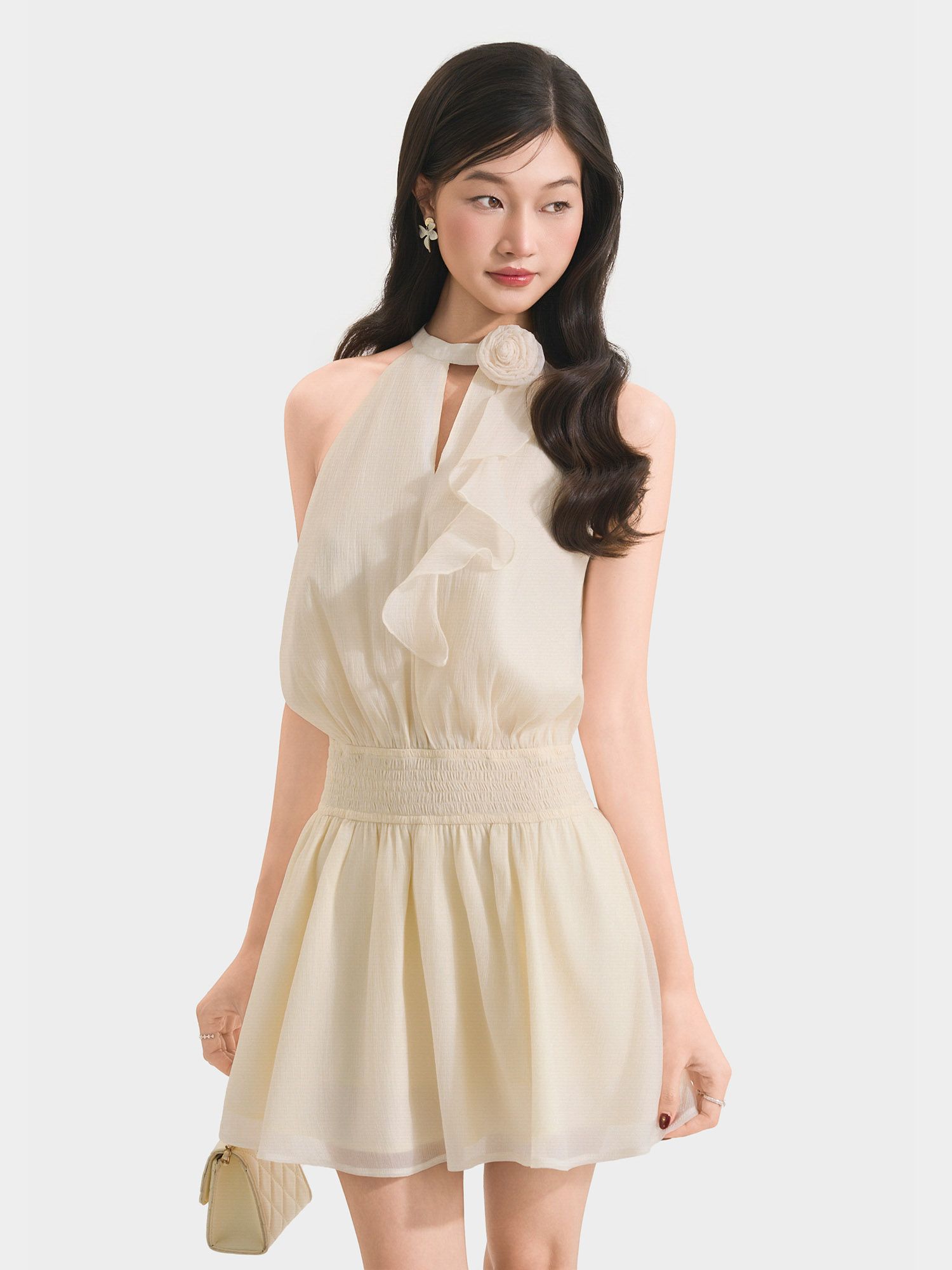  Đầm mini sát nách nhún eo cổ xẻ đính hoa 