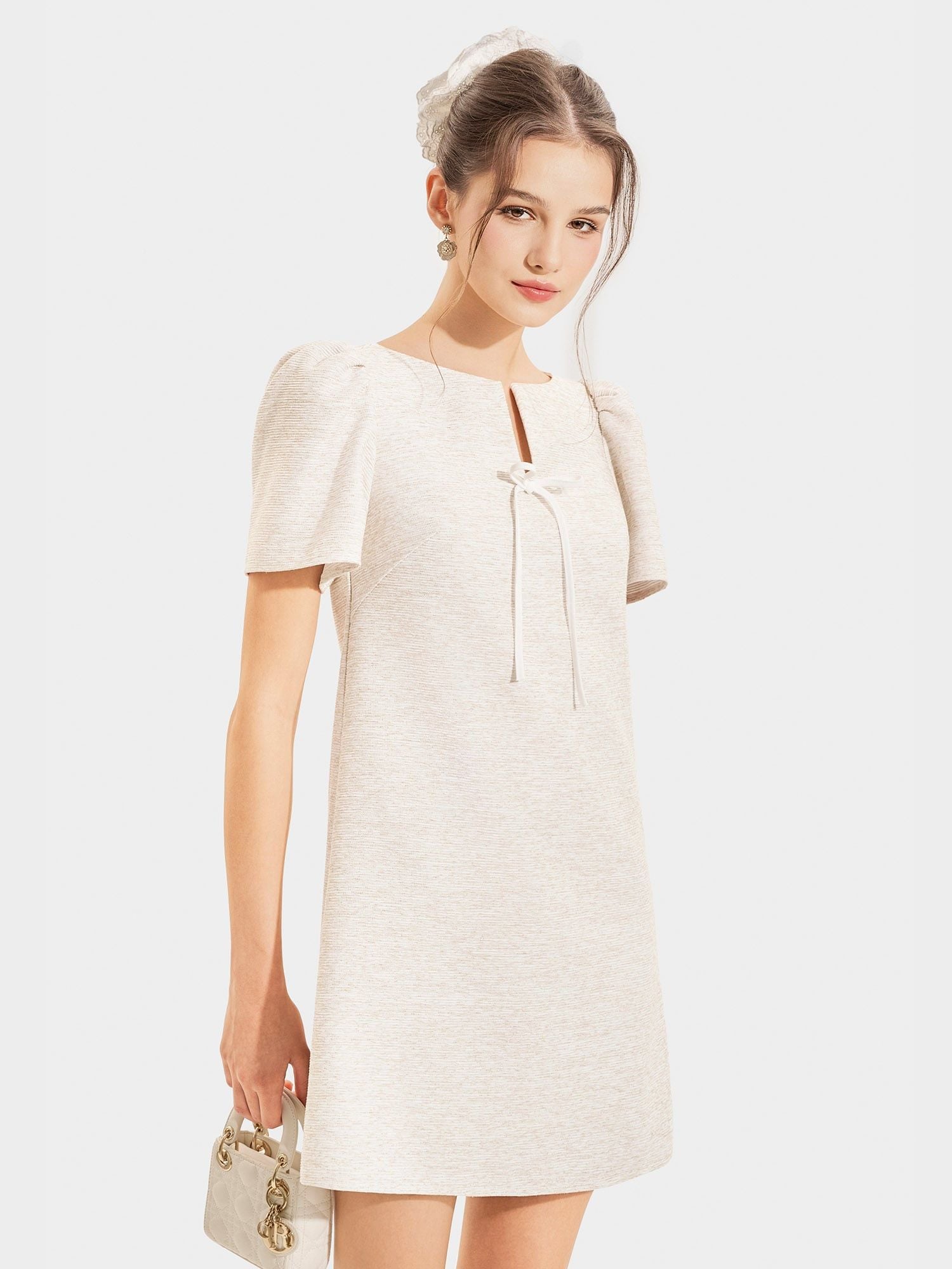  Đầm tweed form suông tay ngắn cổ V đính nơ 