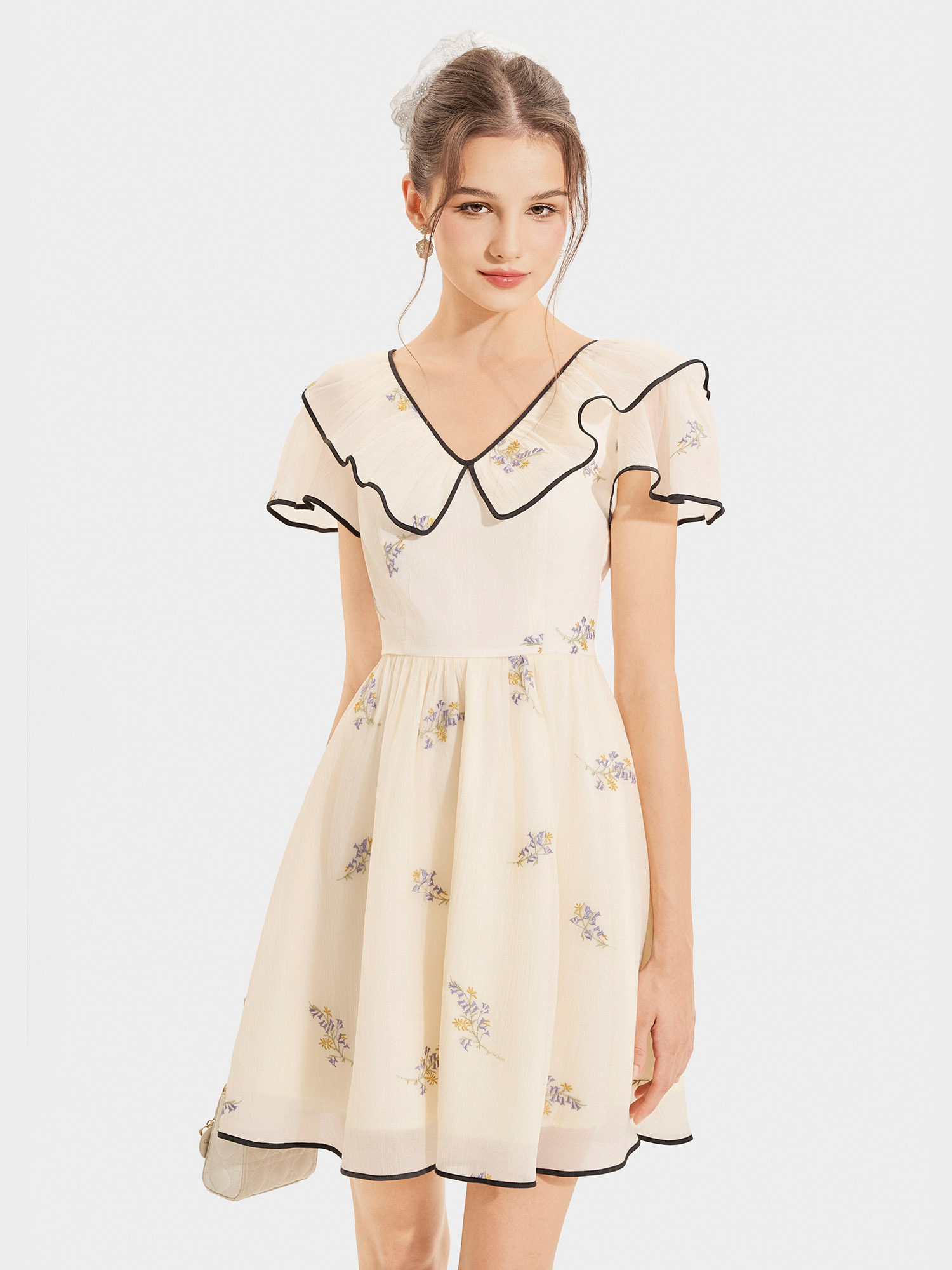 Đầm tơ thêu hoa tay cánh tiên cổ tim phối viền