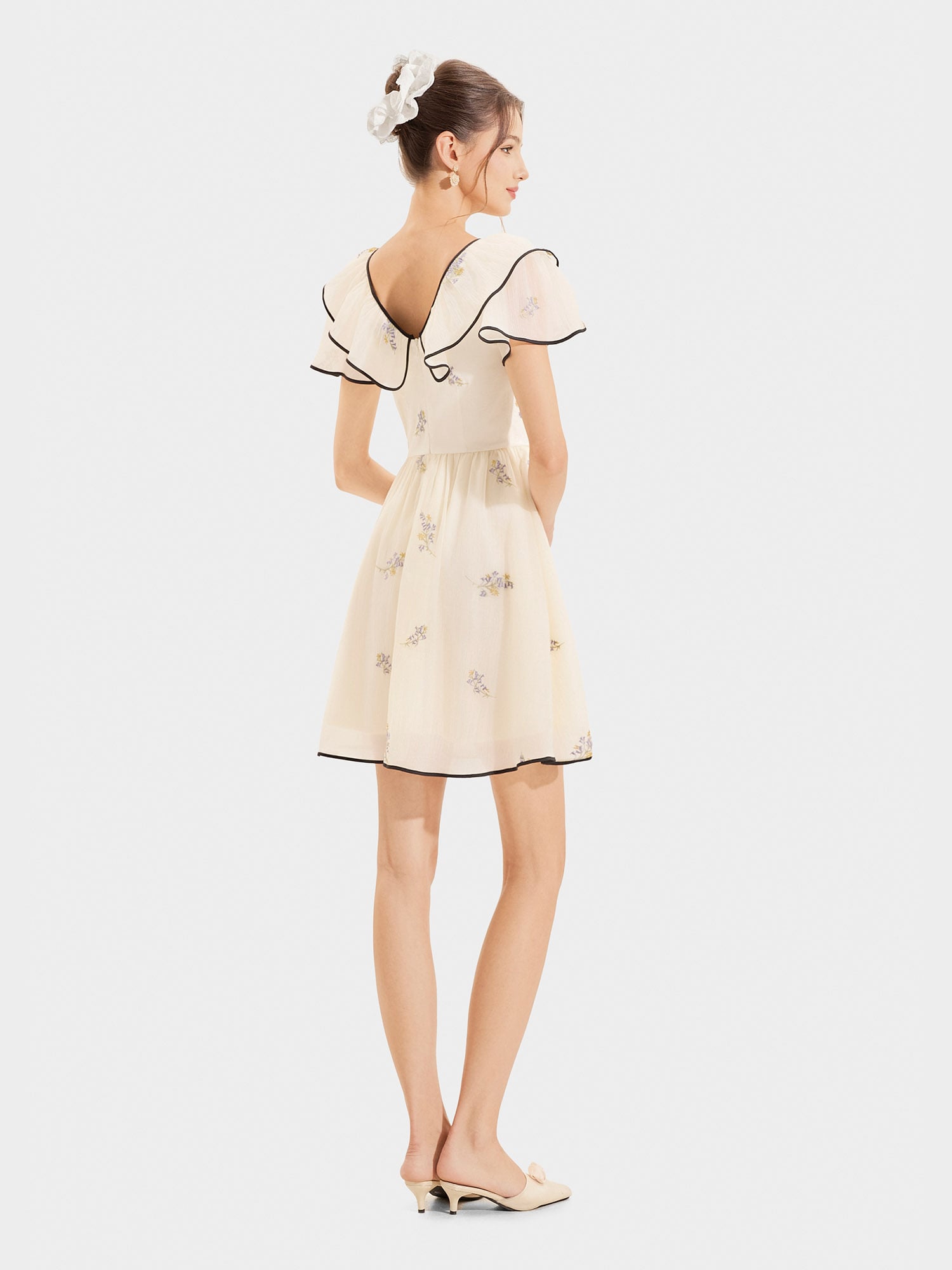 Đầm tơ thêu hoa tay cánh tiên cổ tim phối viền