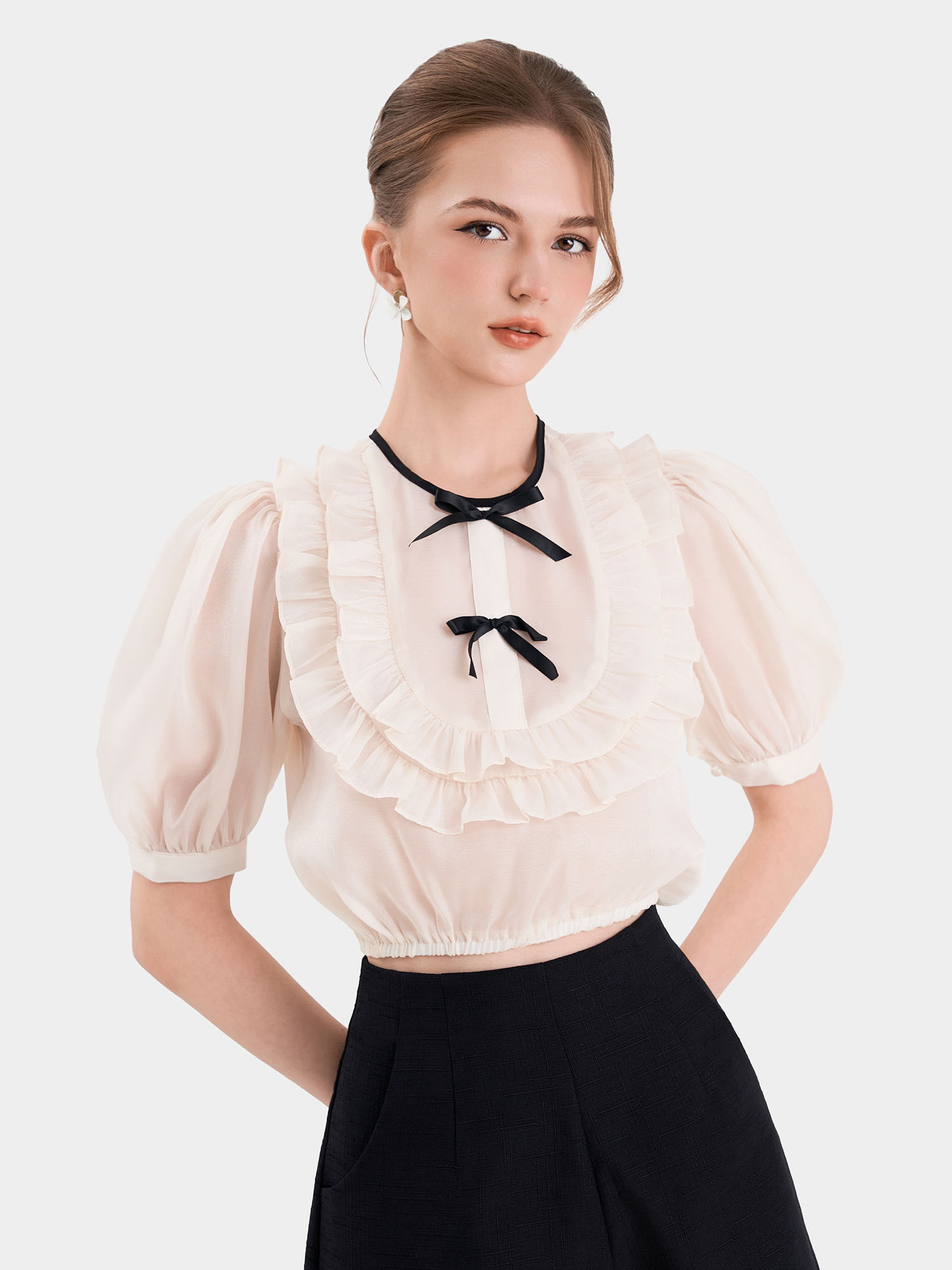 Áo kiểu croptop tay phồng phối viền cổ đính nơ