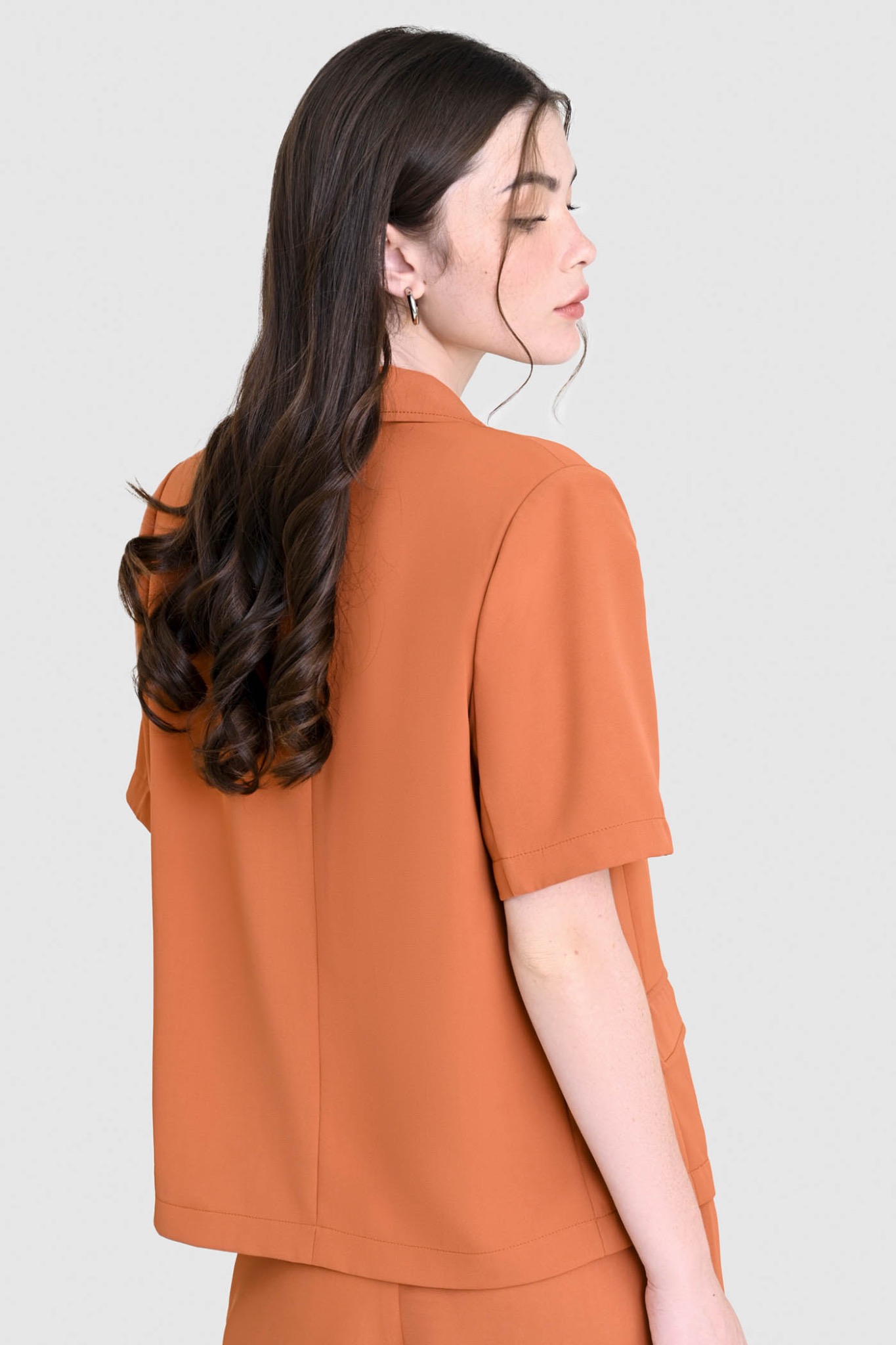 Áo blazer kiểu tay ngắn 3 nút trước