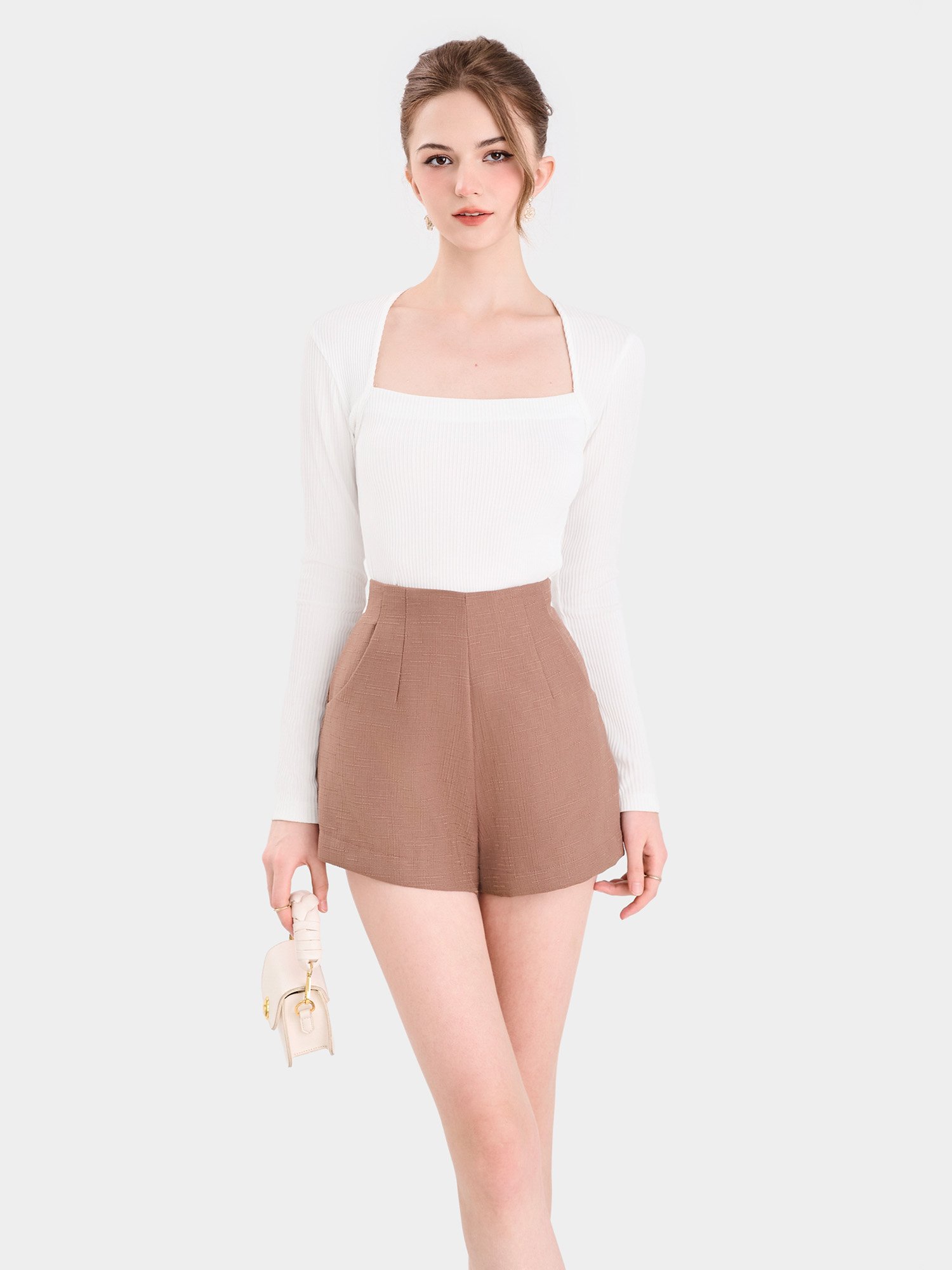 Quần short linen túi xéo nhấn li trước