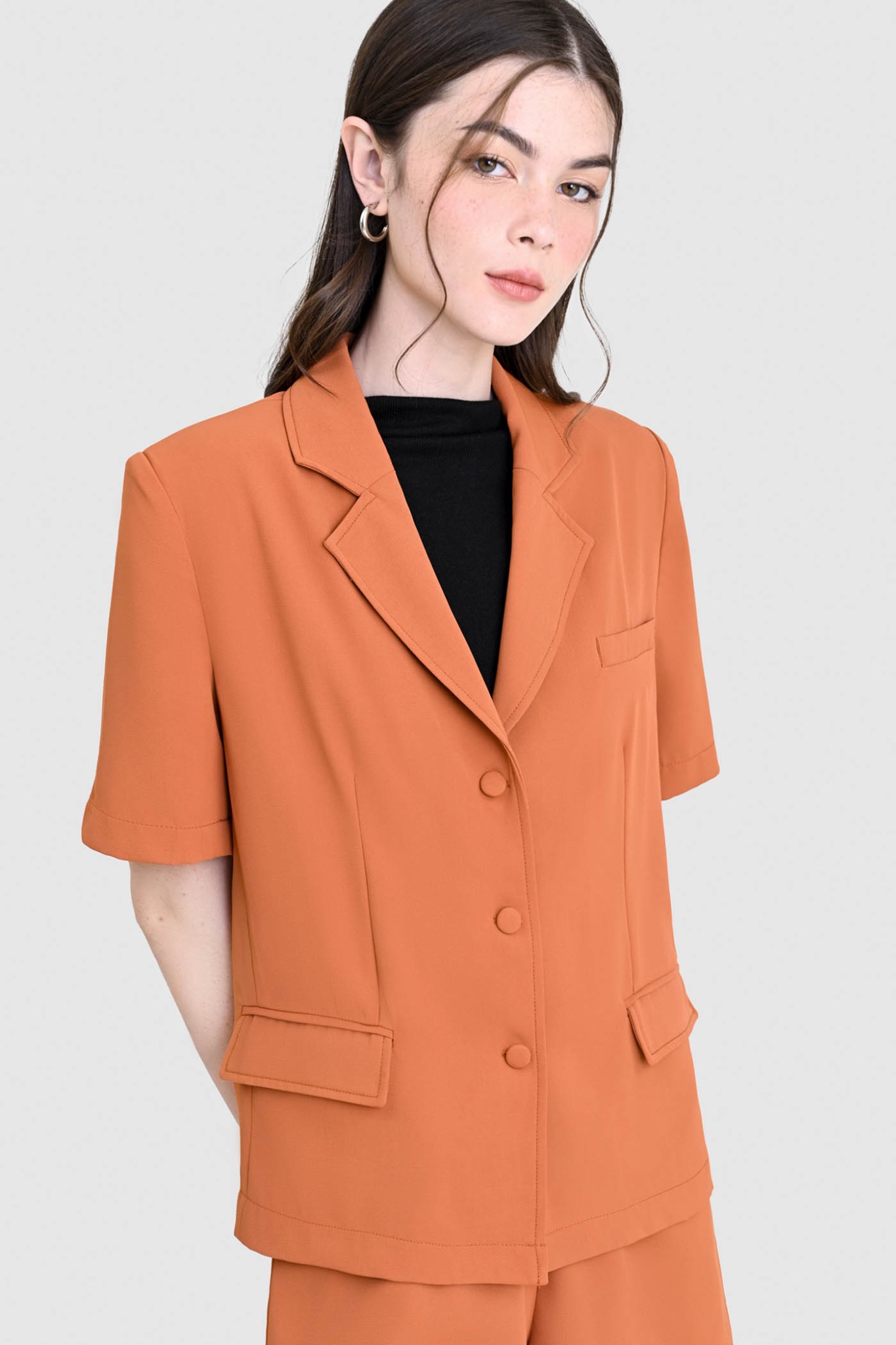 Áo blazer kiểu tay ngắn 3 nút trước