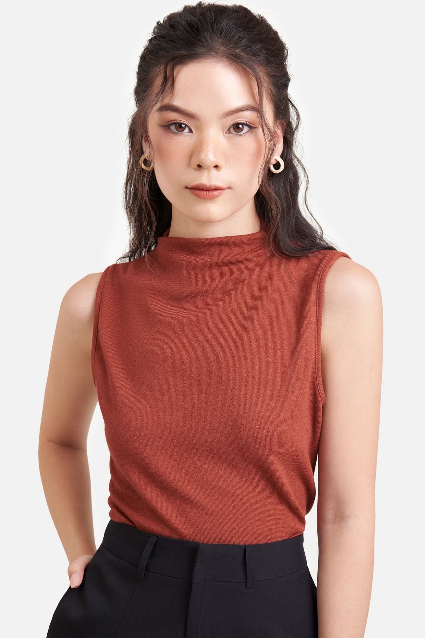  Áo thun sát nách cổ lọ 