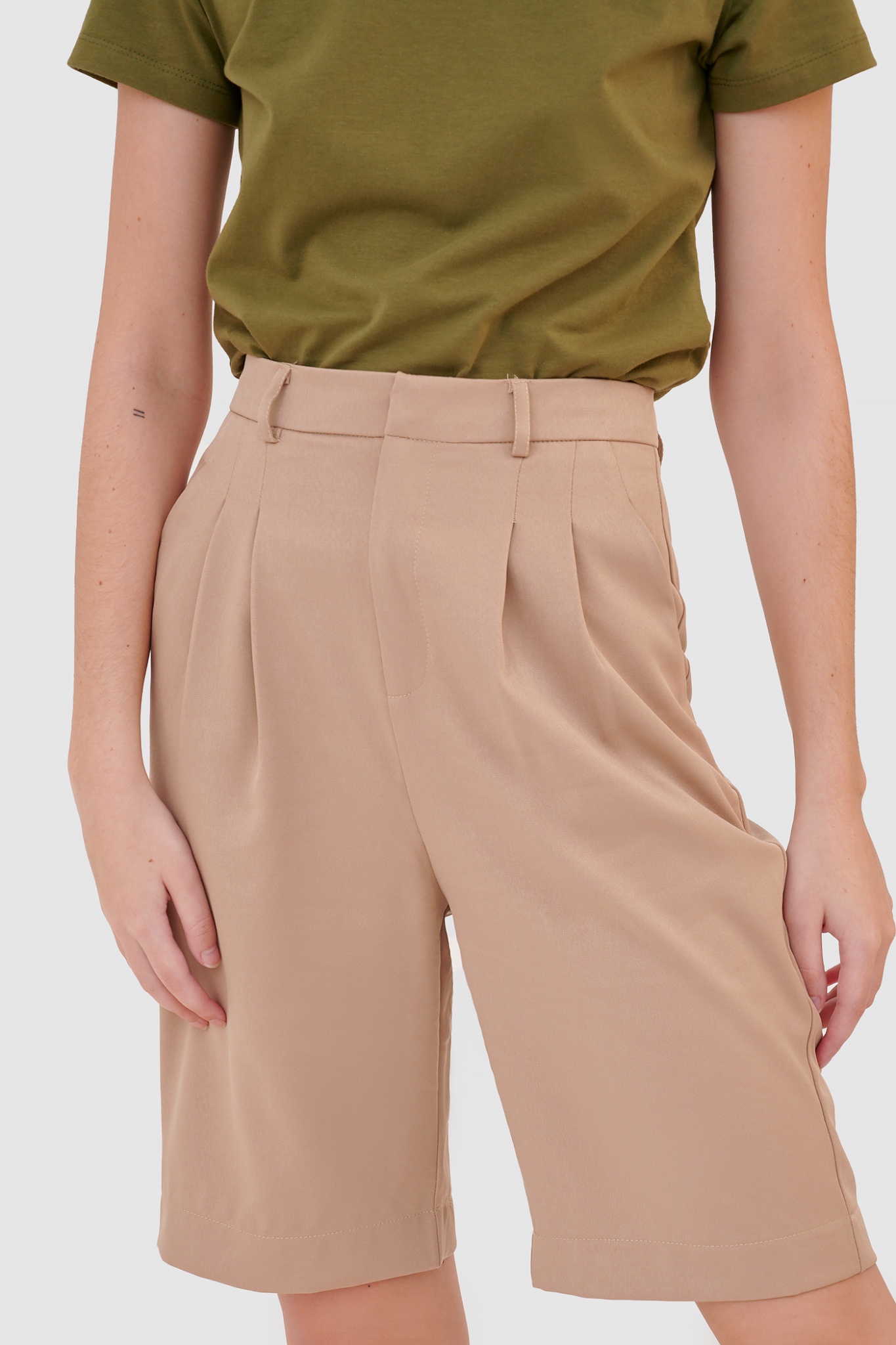Quần short ngang gối nhấn ly