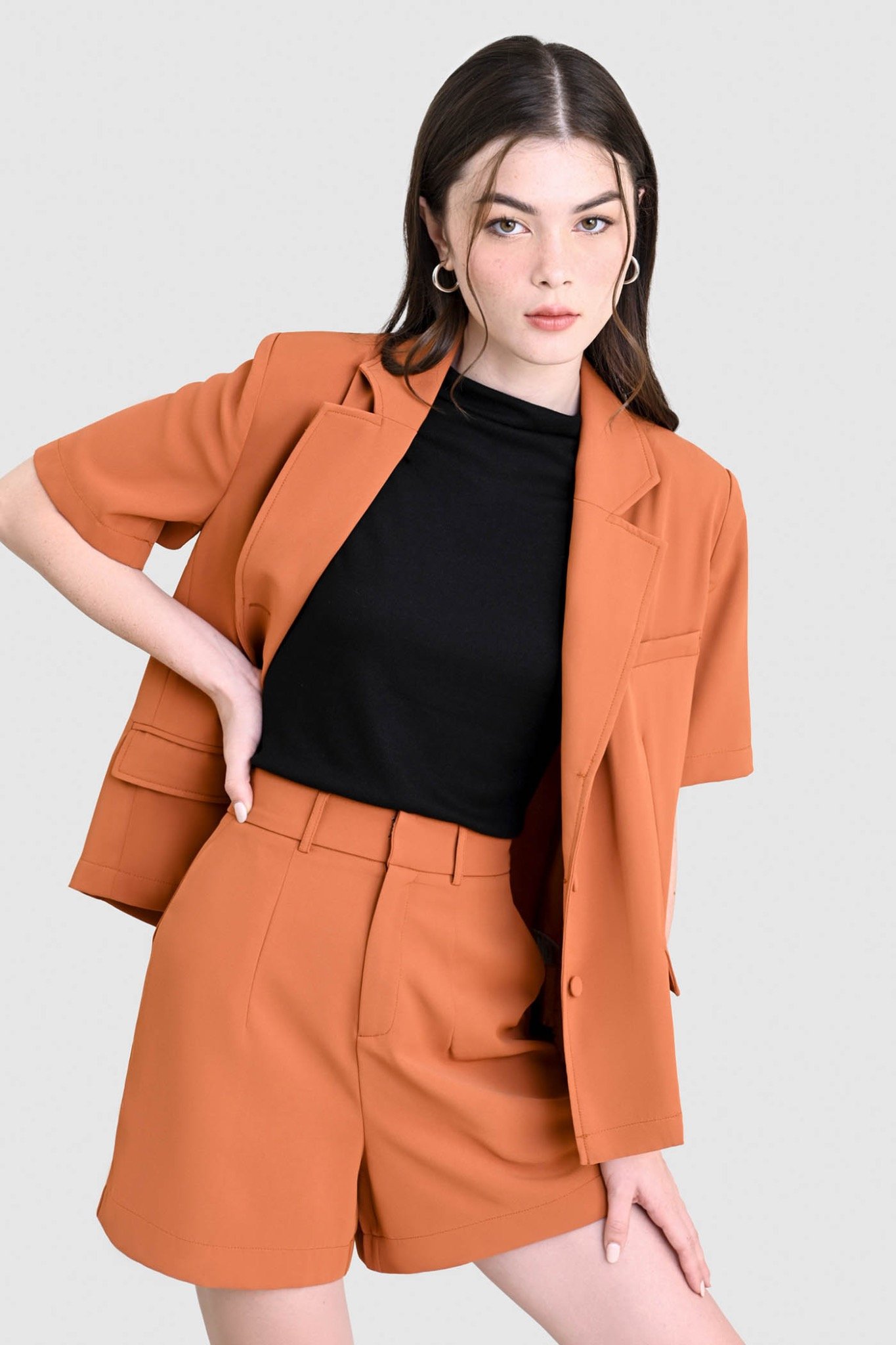 Áo blazer kiểu tay ngắn 3 nút trước