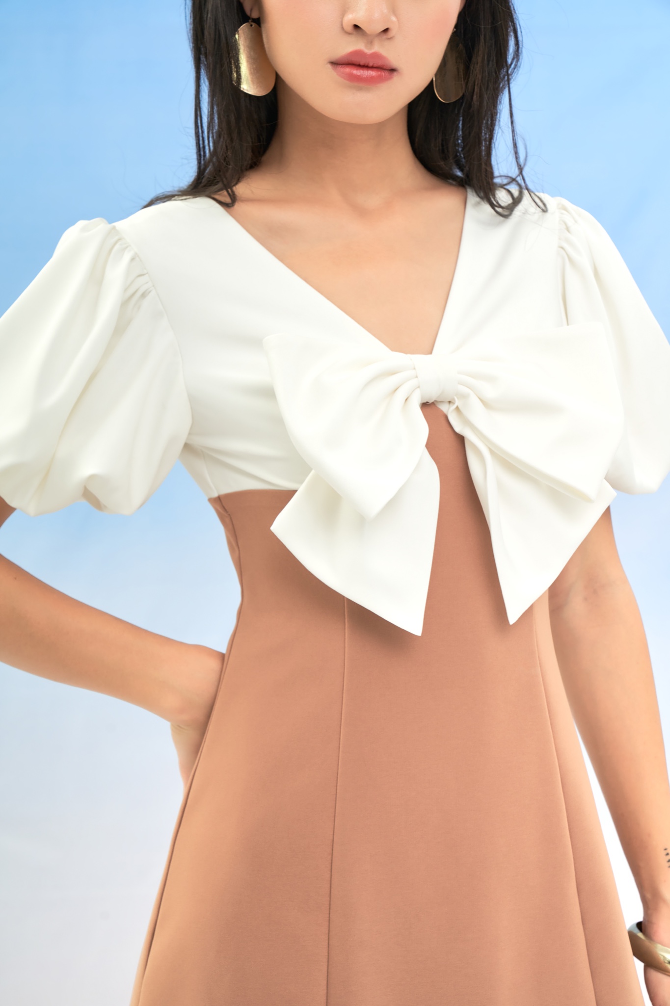 Đầm nhấn nơ ngực phối màu