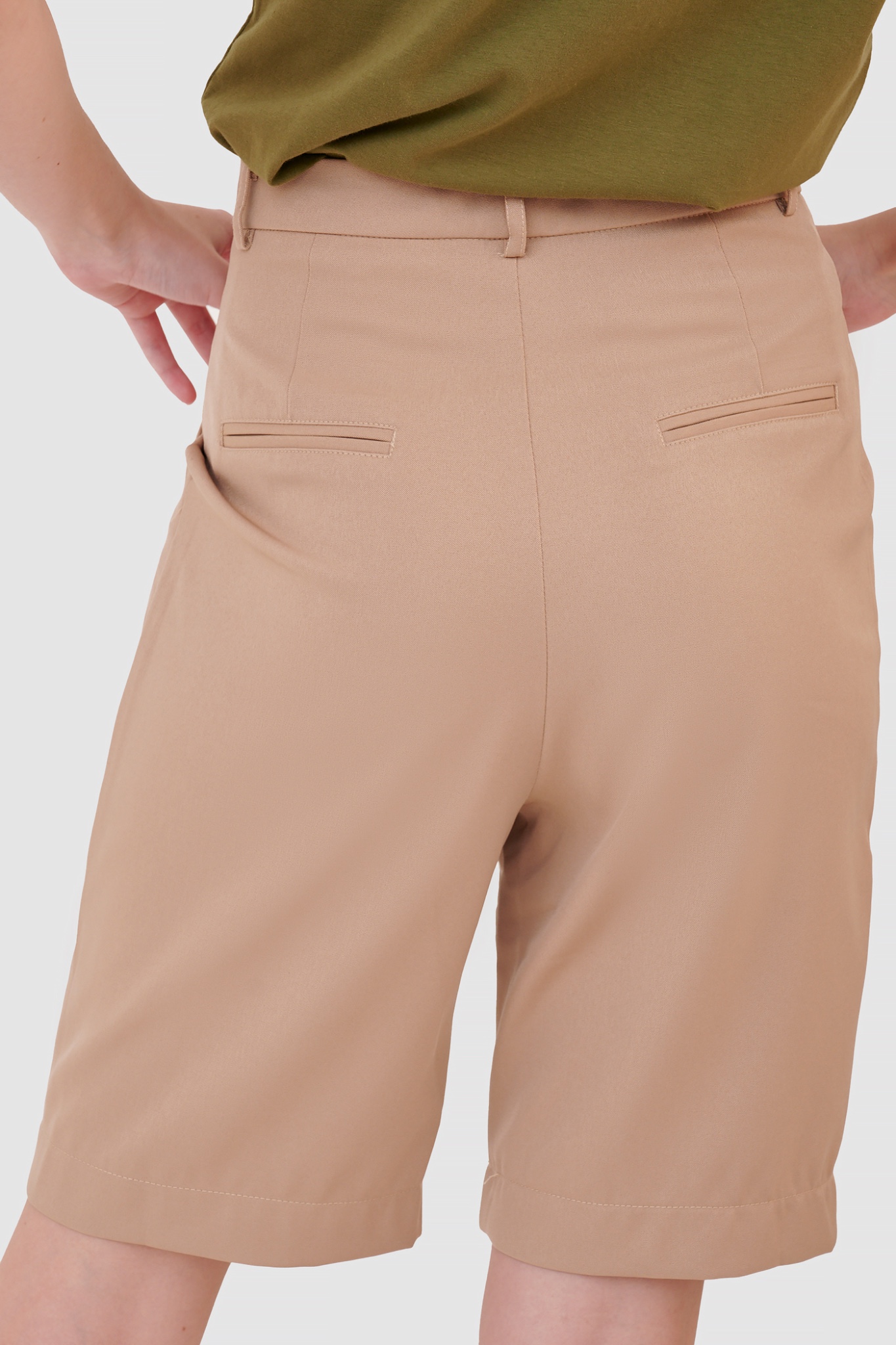 Quần short ngang gối nhấn ly