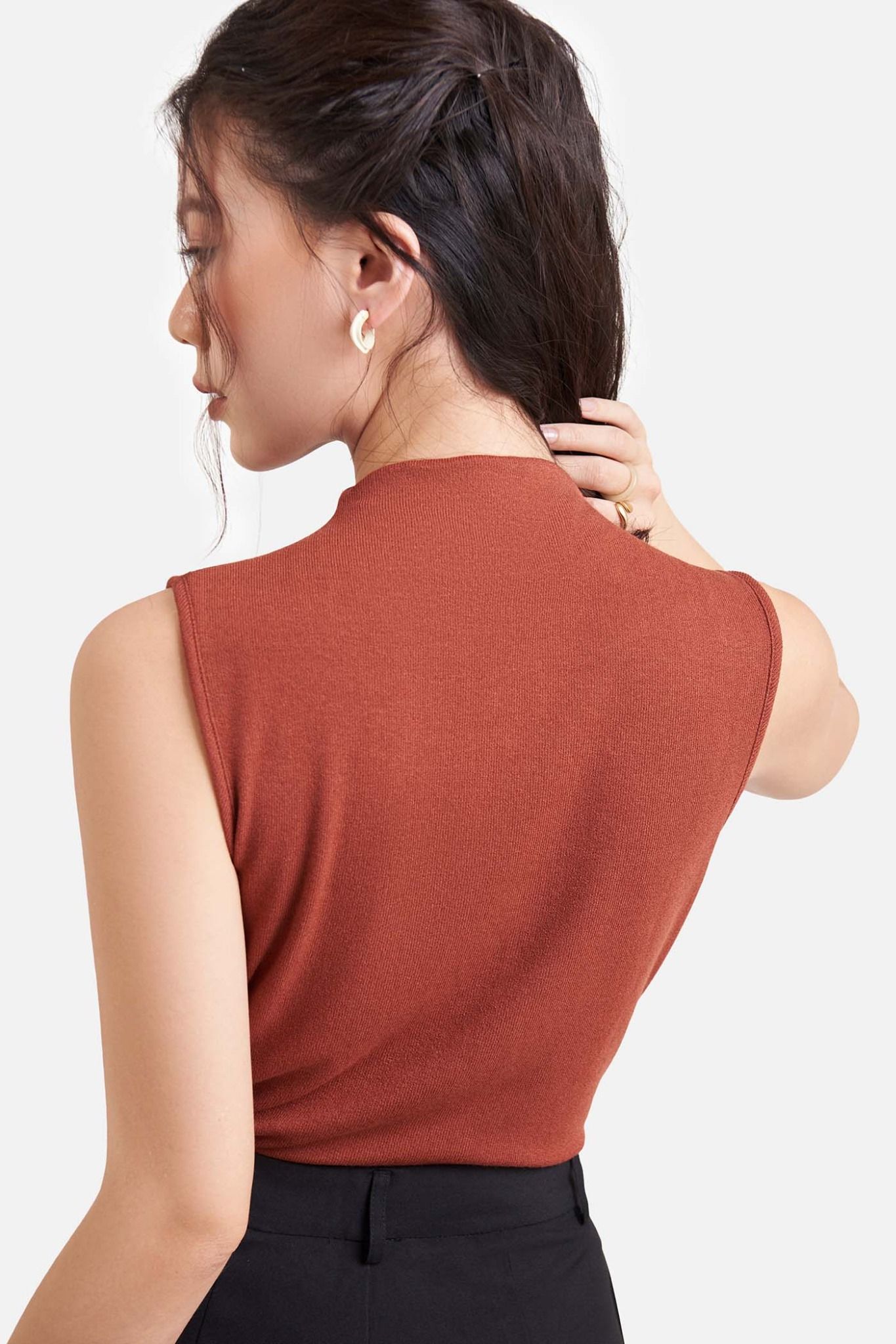  Áo thun sát nách cổ lọ 