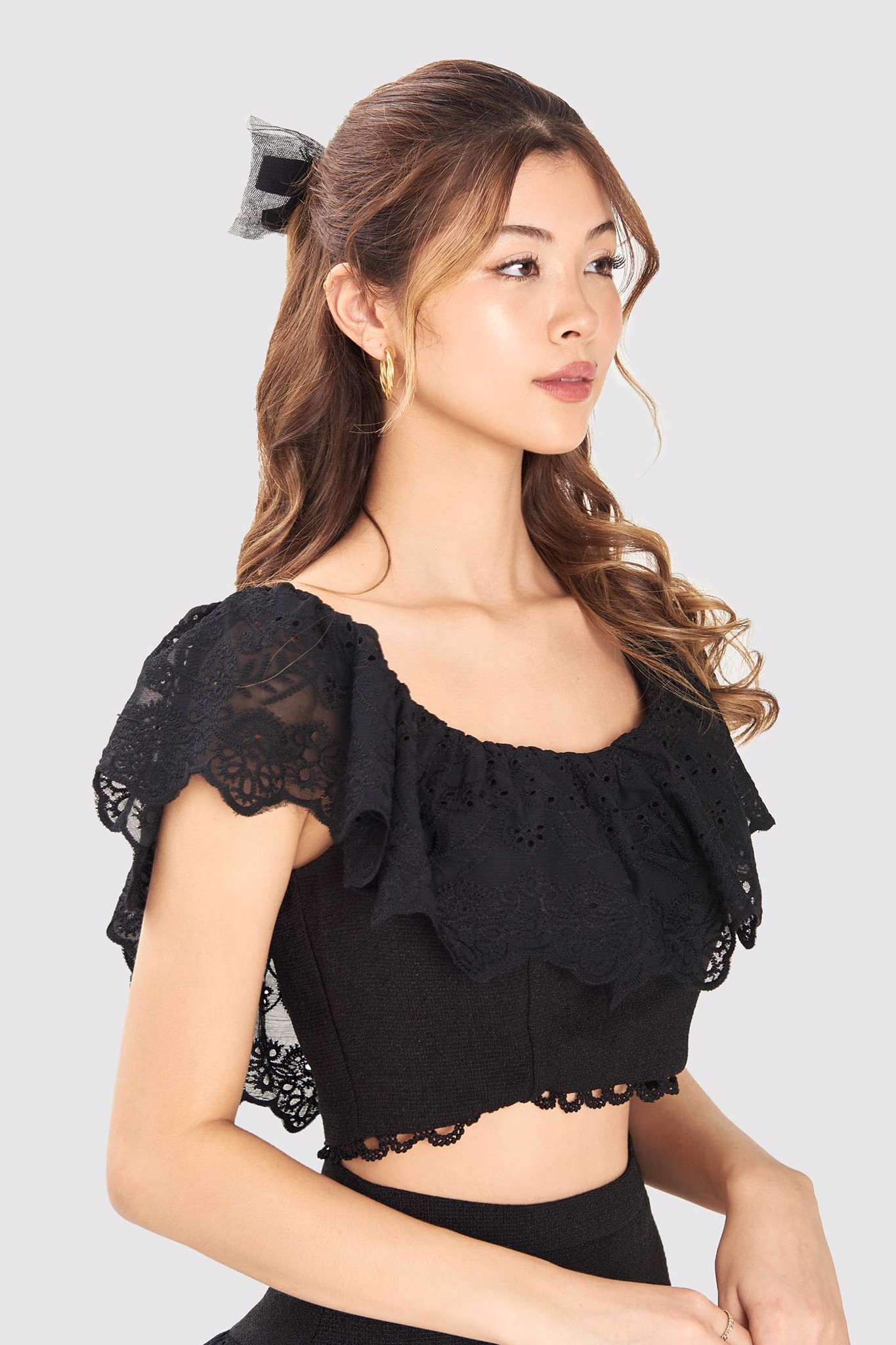 Áo crop top trễ vai viền bèo ren