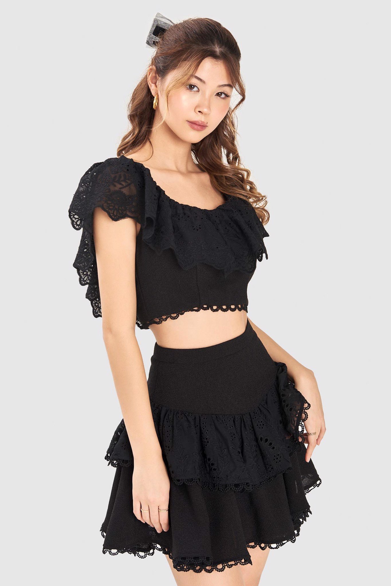 Áo crop top trễ vai viền bèo ren