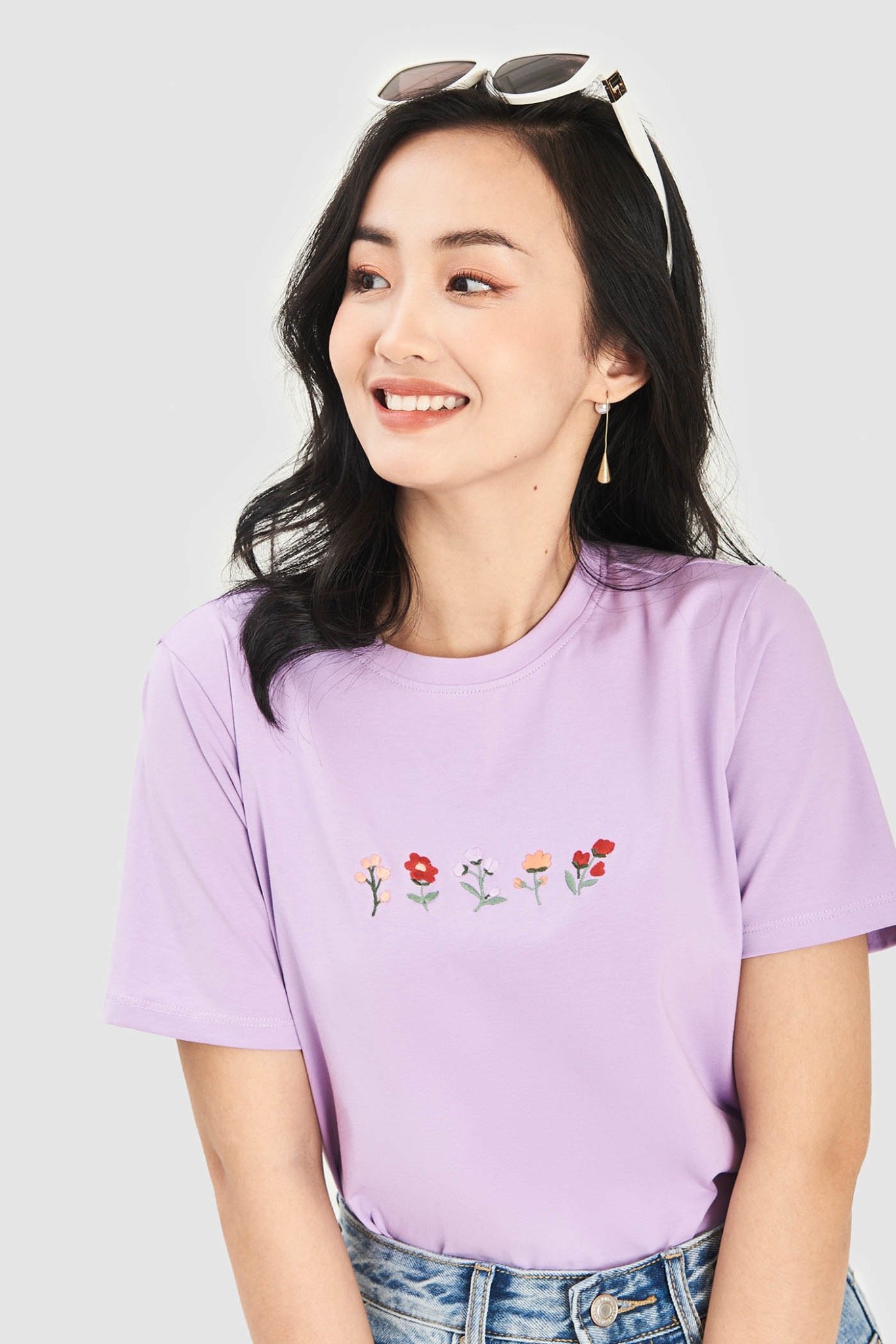Áo thun thêu hình hàng hoa