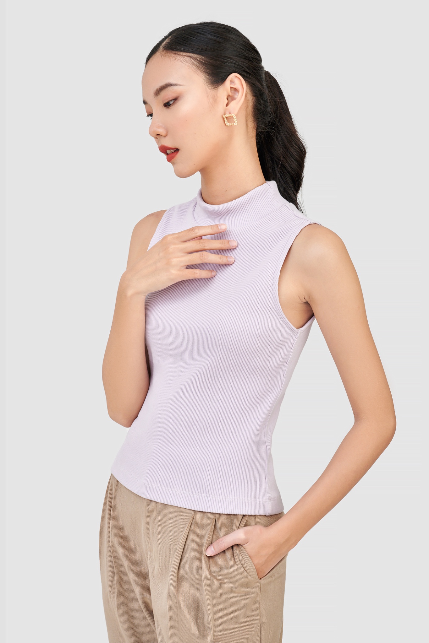 Áo knit sát nách cổ cao