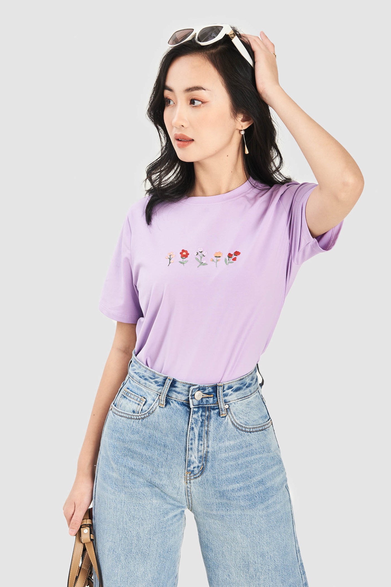 Áo thun thêu hình hàng hoa