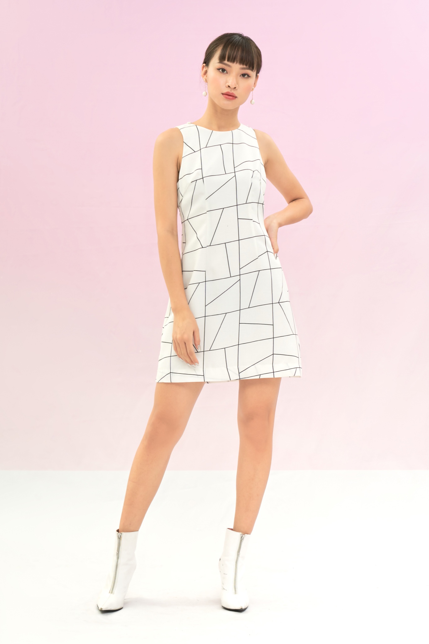 Đầm mini sát nách cutout lưng in hoạ tiết