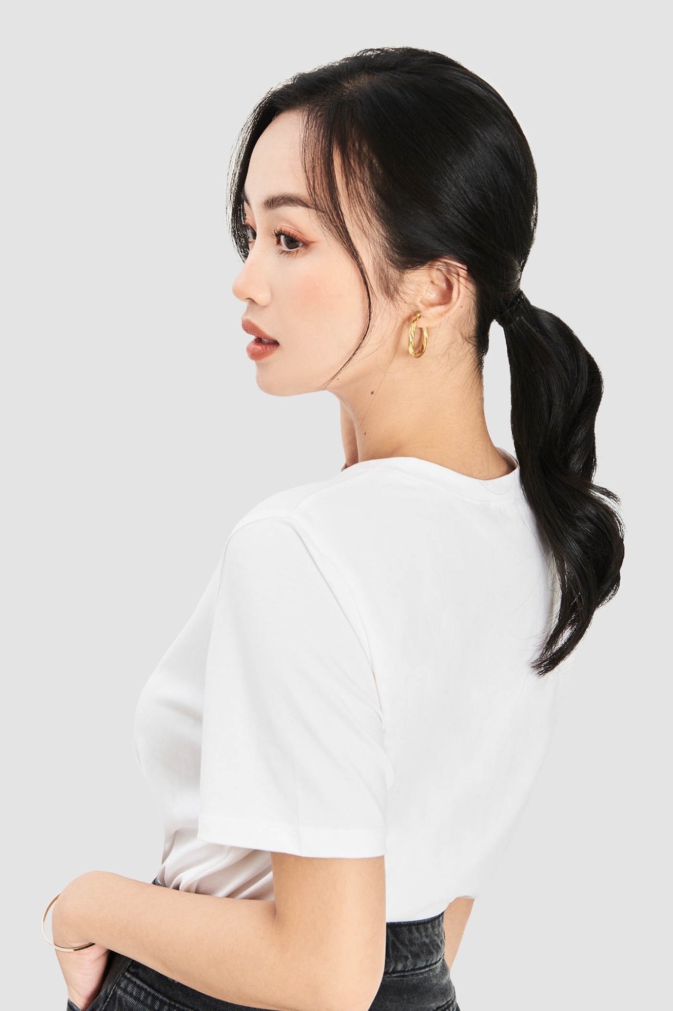 Áo thun thêu hình hàng hoa