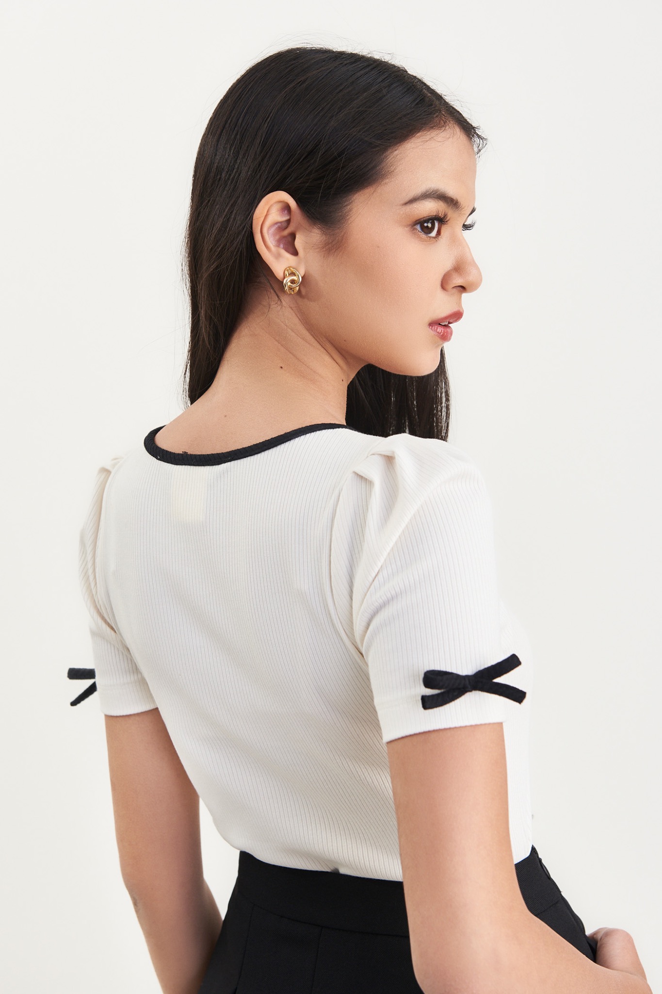 Áo thun form ôm cổ vuông viền phối màu