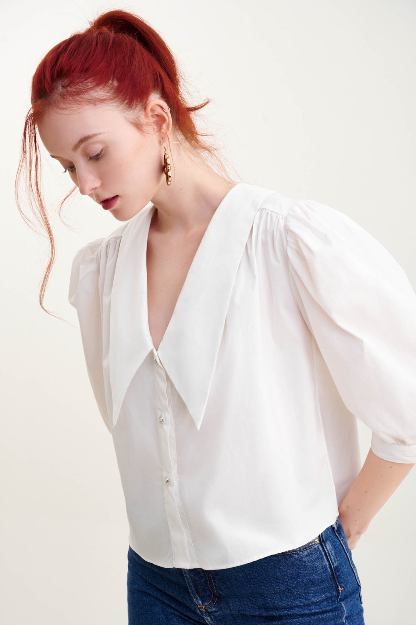 Áo sơ mi form rộng crop nhấn lá cổ