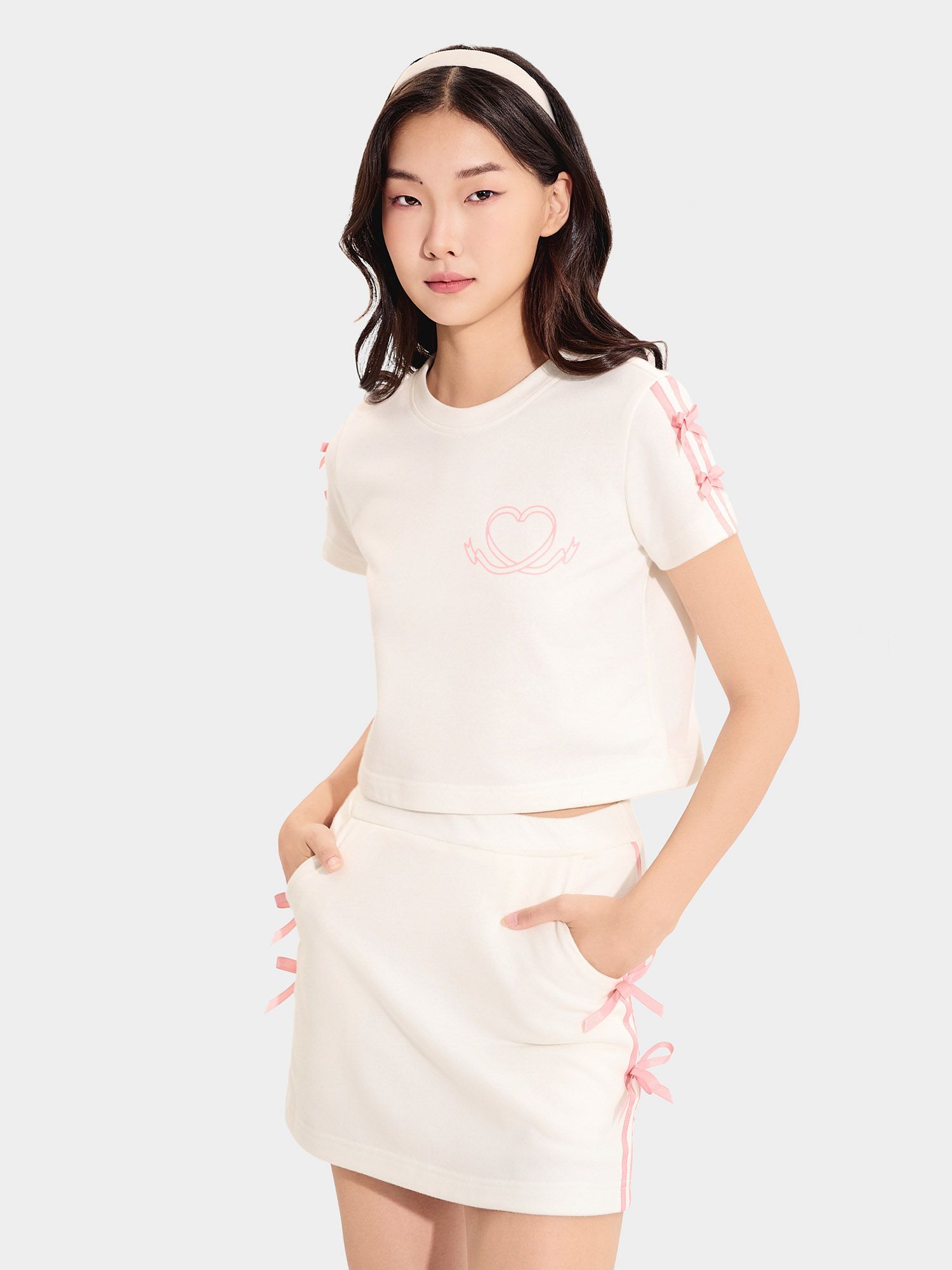  Áo thun tay ngắn đính nơ vai 