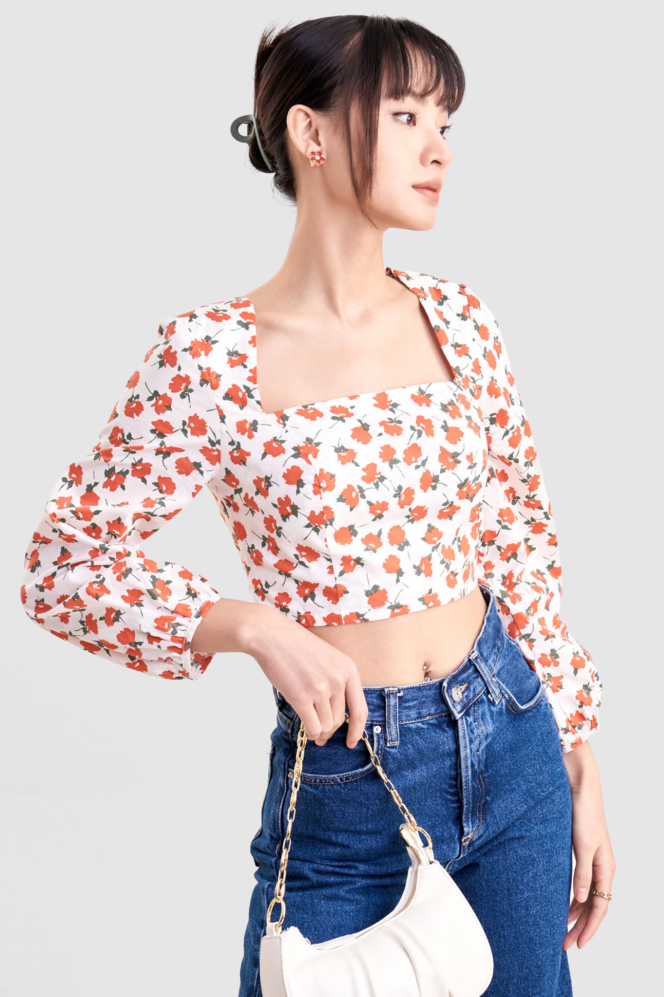 Áo croptop tay dài smocking lưng họa tiết hoa