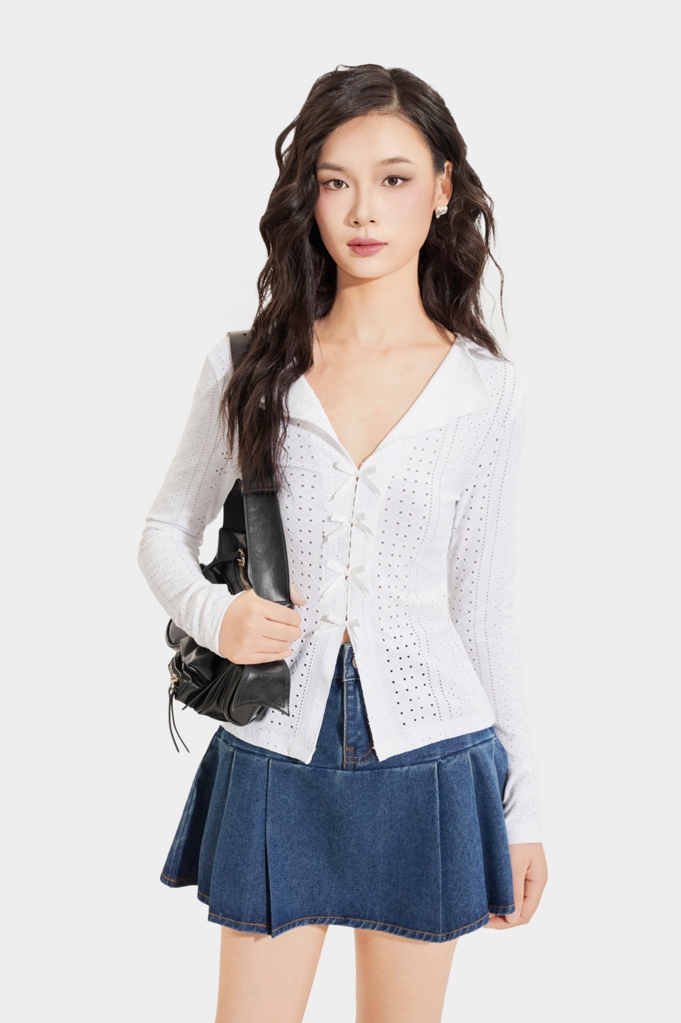 Áo thun thêu tay dài cổ tim đính nơ thân trước