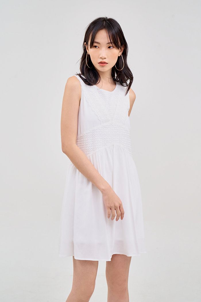 Đầm form suông phối ren chéo sát nách