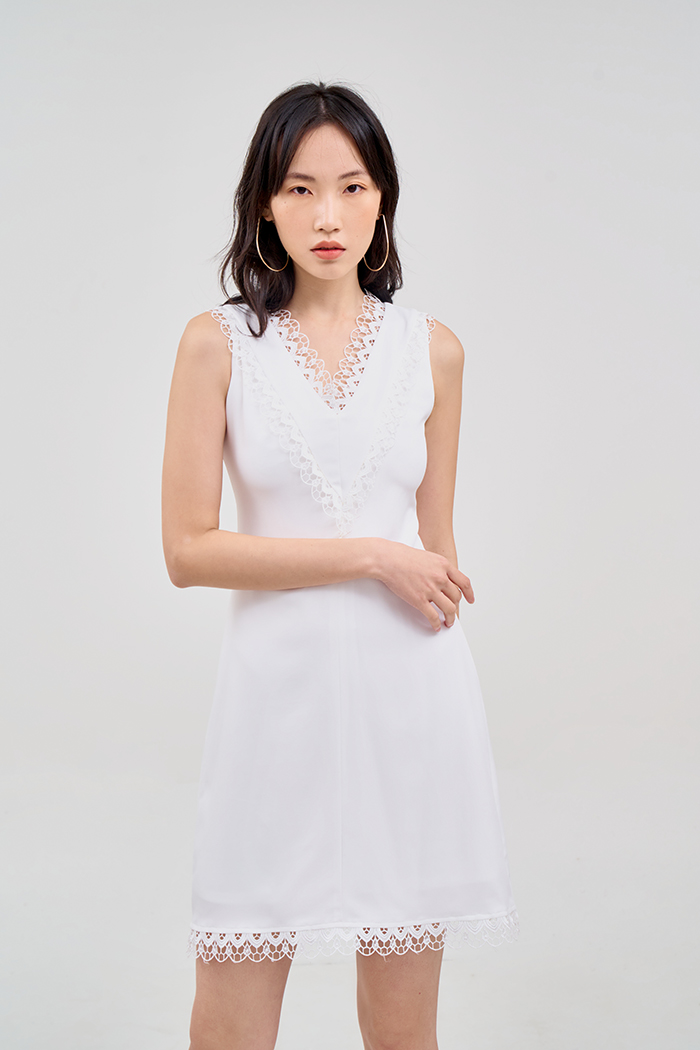 Đầm sát nách cổ tim phối ren ngực và lai
