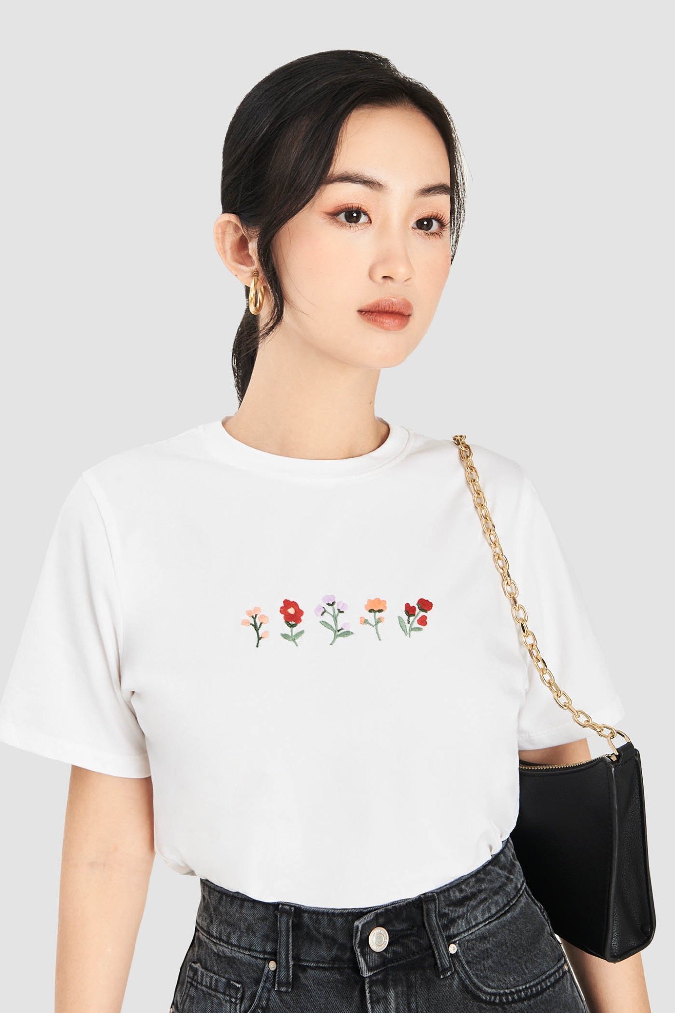 Áo thun thêu hình hàng hoa