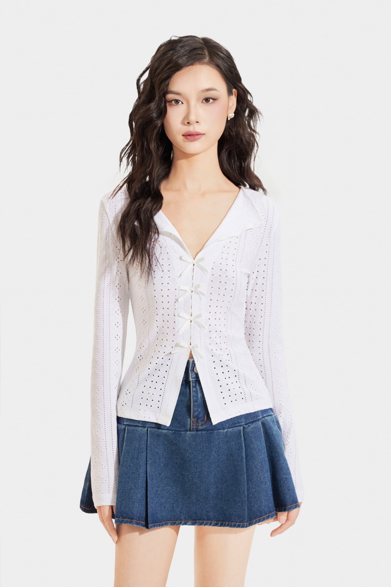 Áo thun thêu tay dài cổ tim đính nơ thân trước