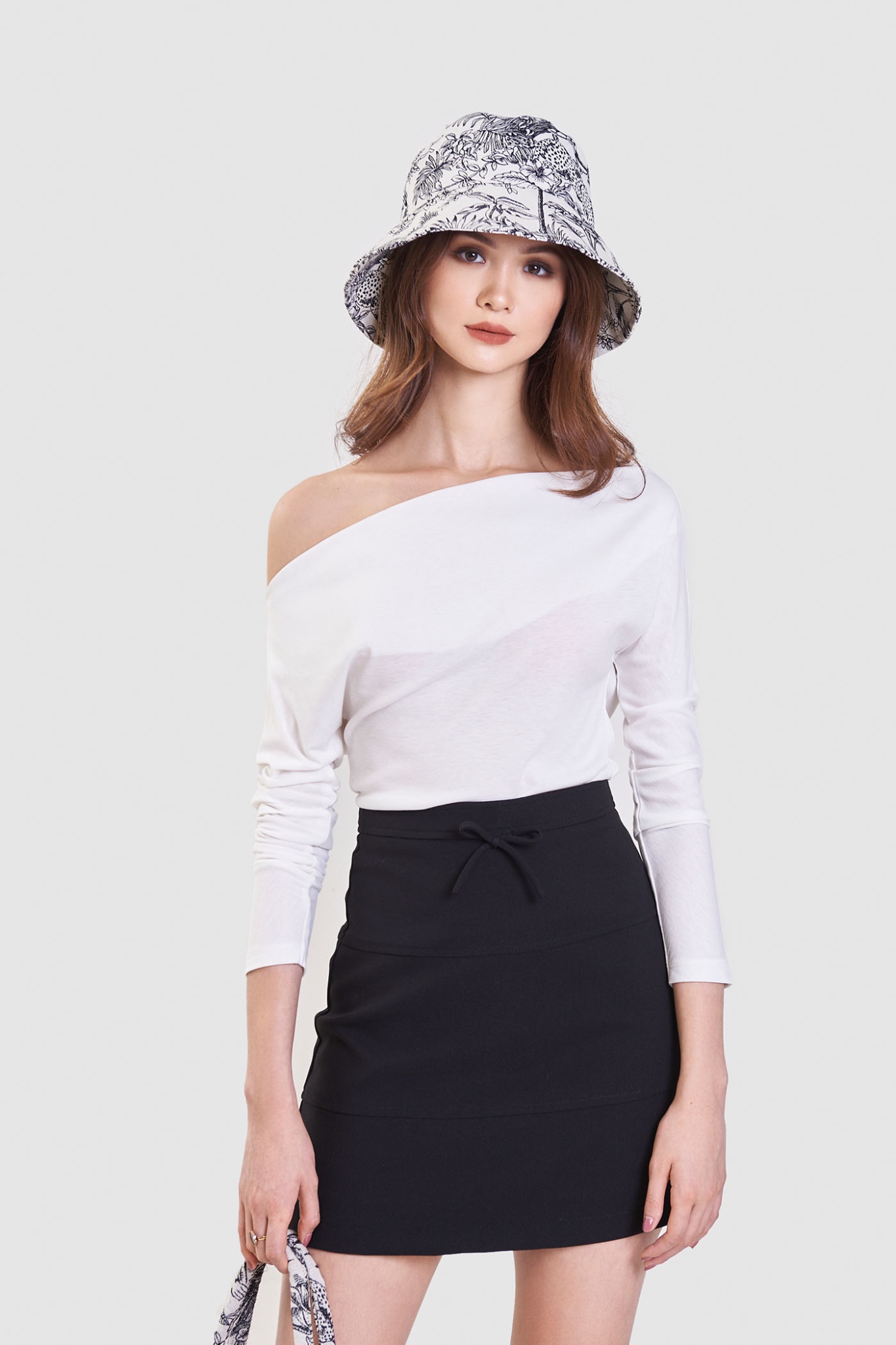 Áo thun tay dài cổ rộng trễ vai
