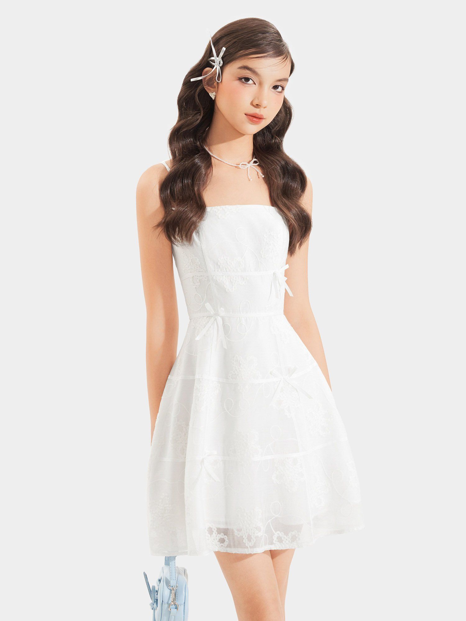  Đầm mini tơ thêu 2 dây đính nơ thân trước 