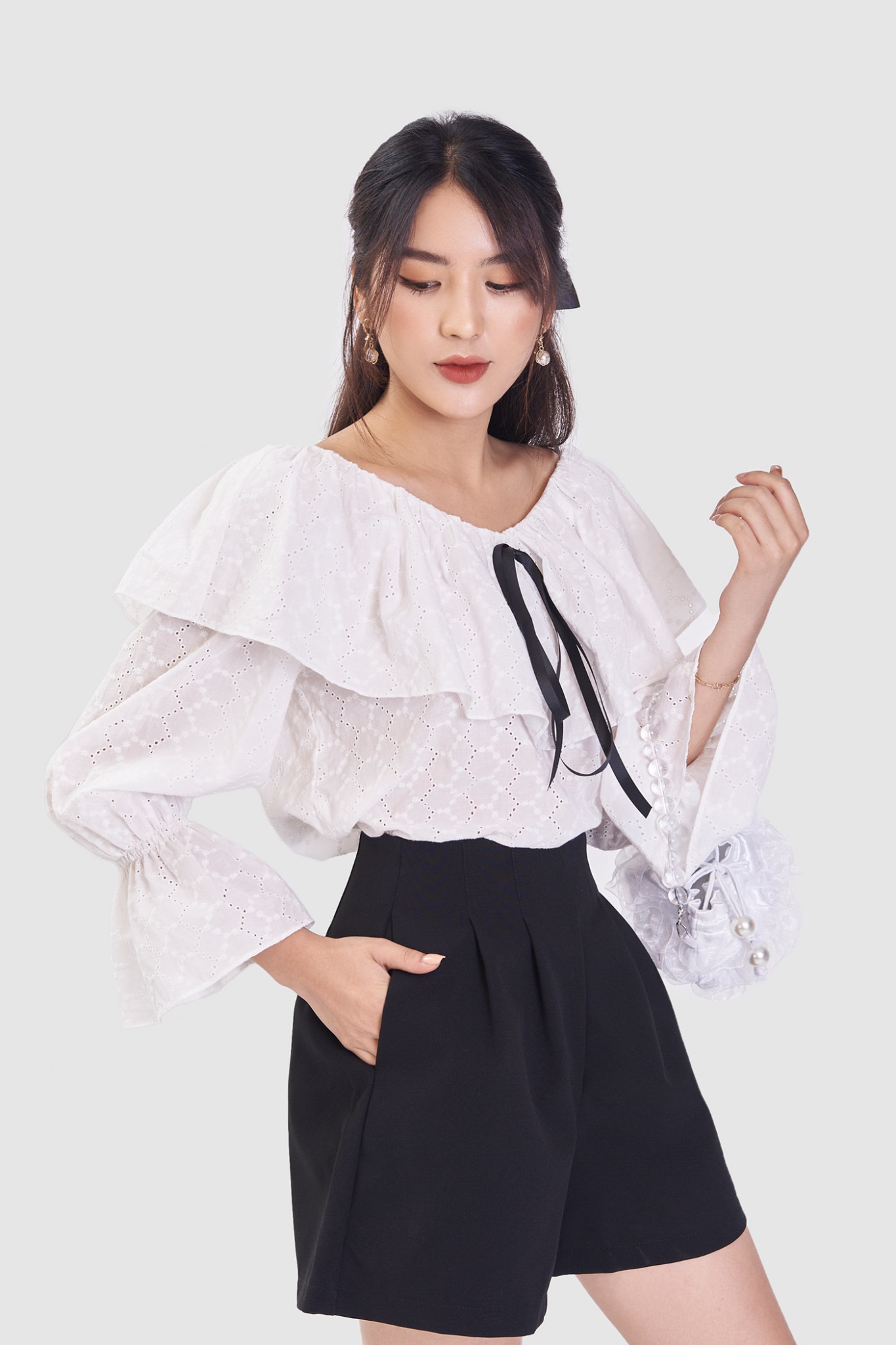 Áo kiểu ren cổ bèo kèm nơ ruy băng