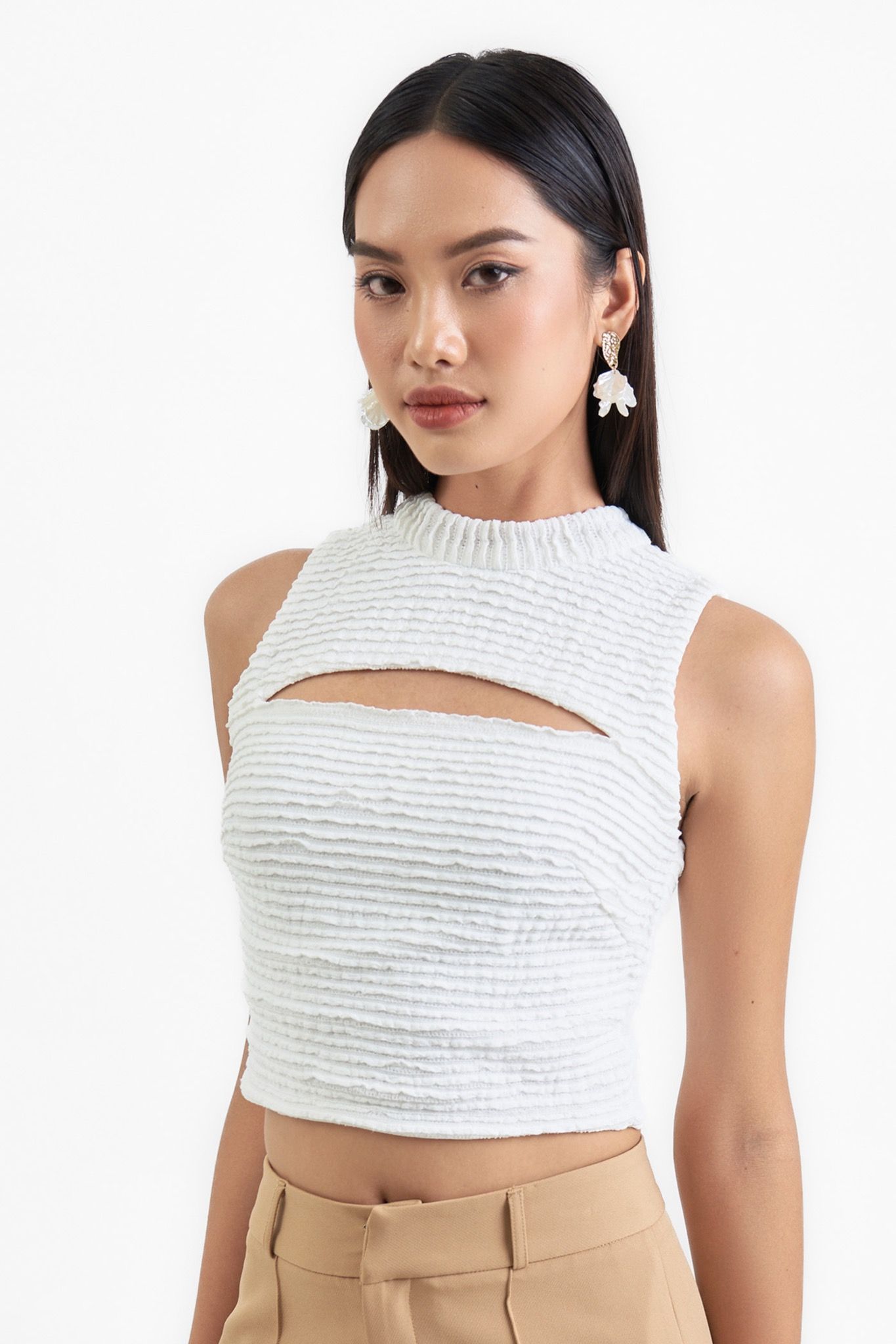  Áo croptop sát nách cổ tròn xẻ ngực 