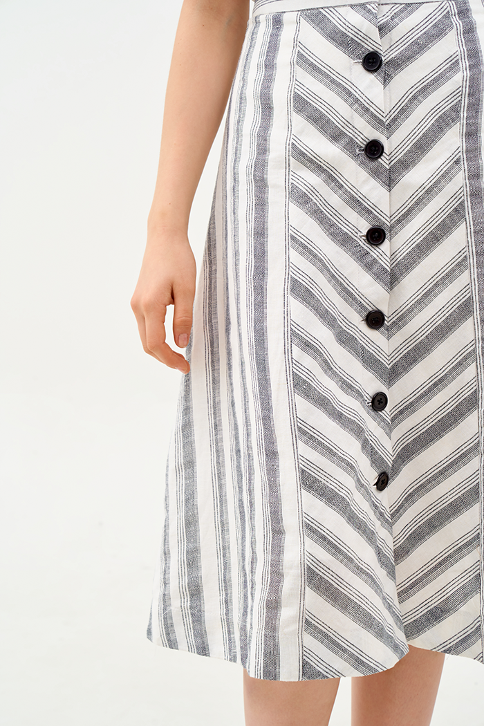 Váy linen đâu sọc nút đen