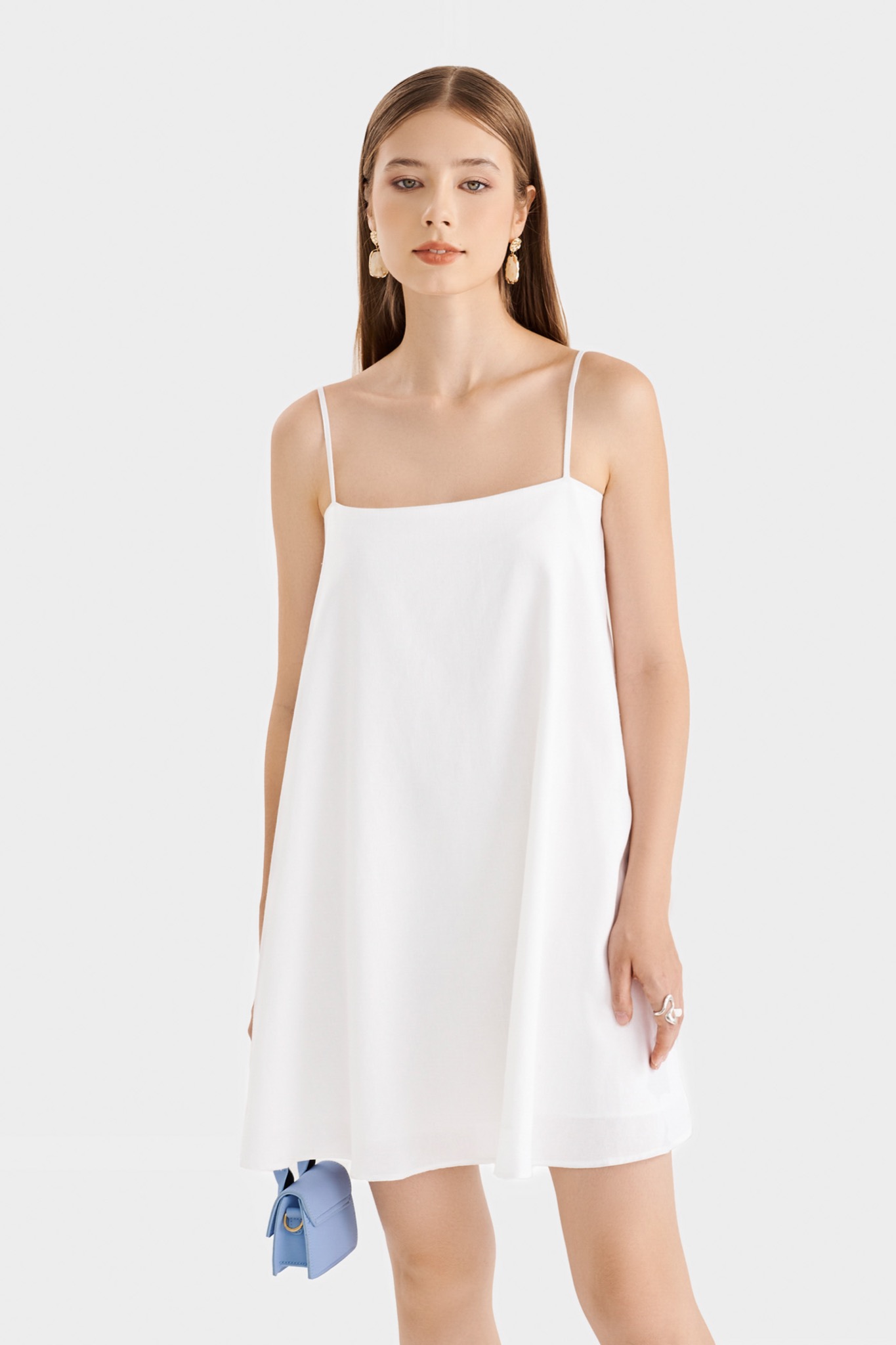 Đầm linen 2 dây form suông hở lưng thắt nơ