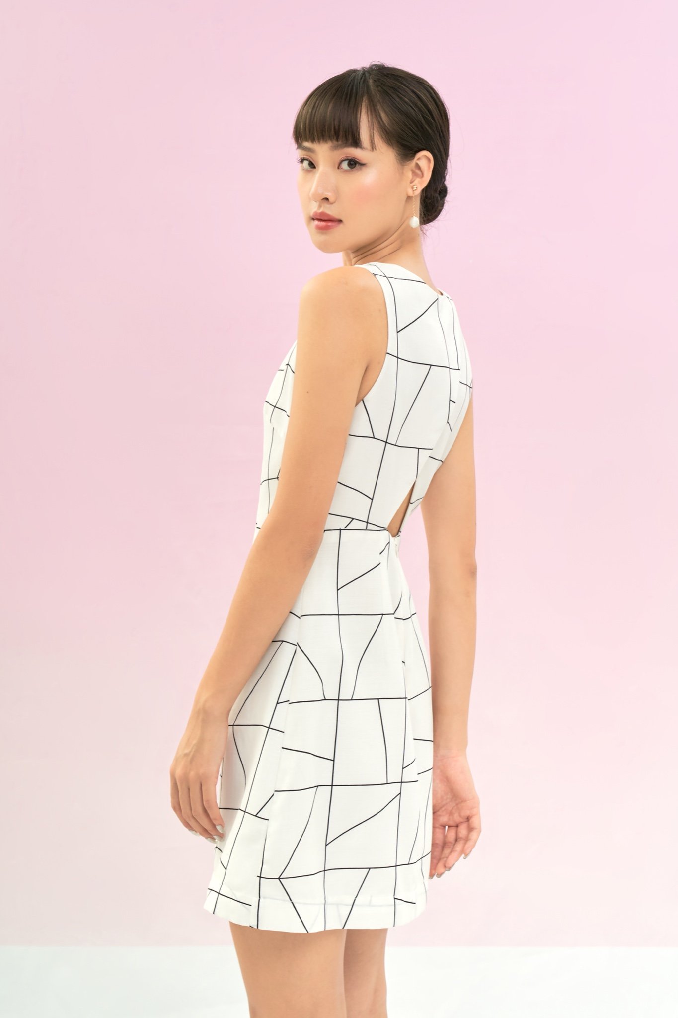 Đầm mini sát nách cutout lưng in hoạ tiết