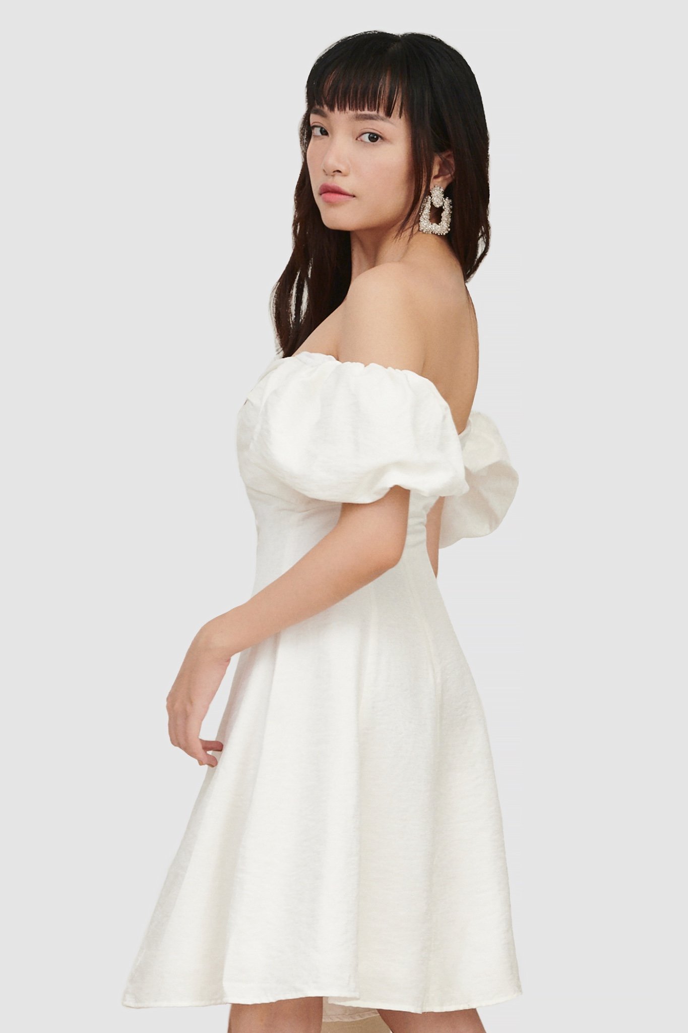 Đầm tay phồng nhấn xoắn ngực