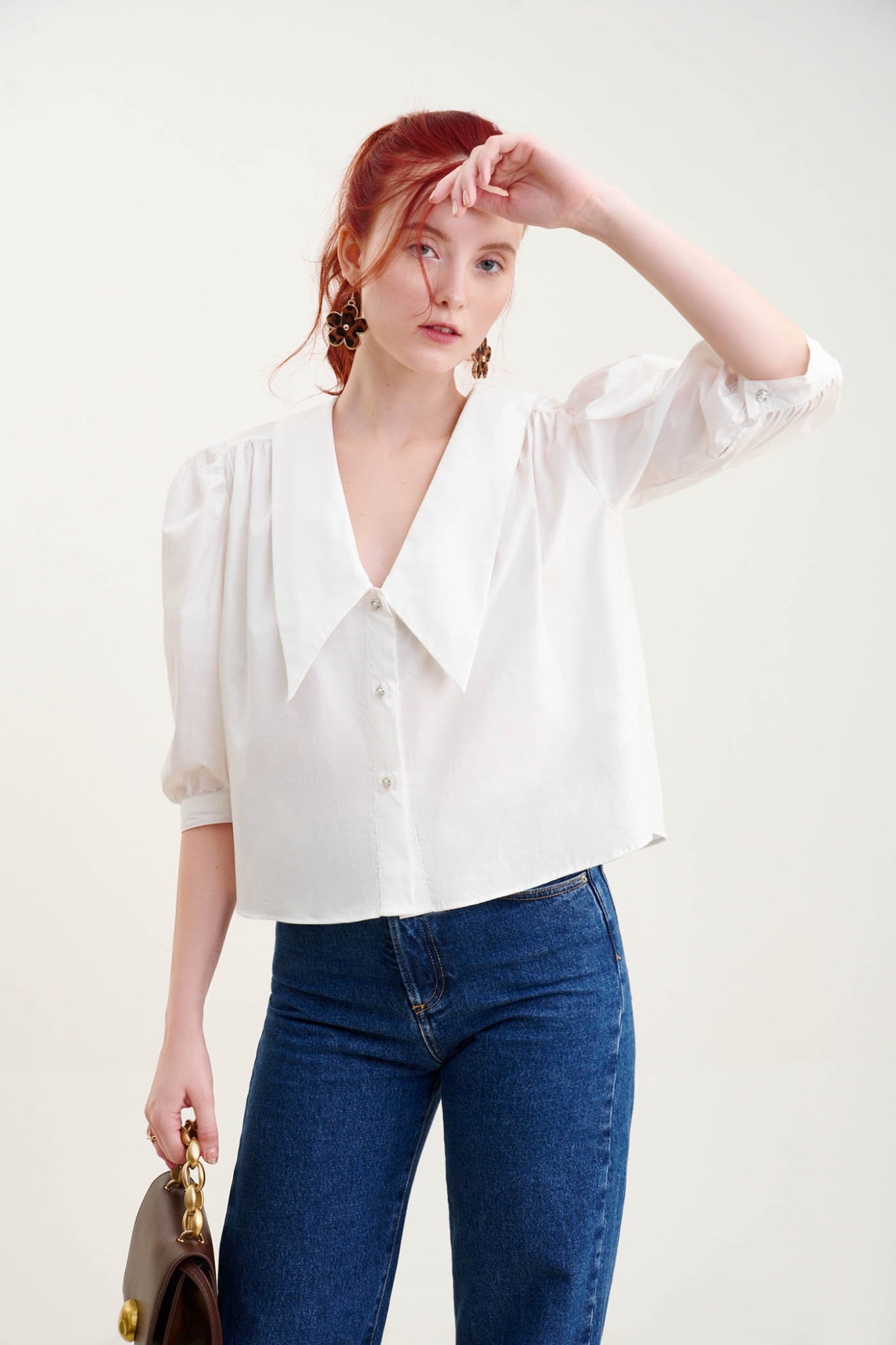 Áo sơ mi form rộng crop nhấn lá cổ