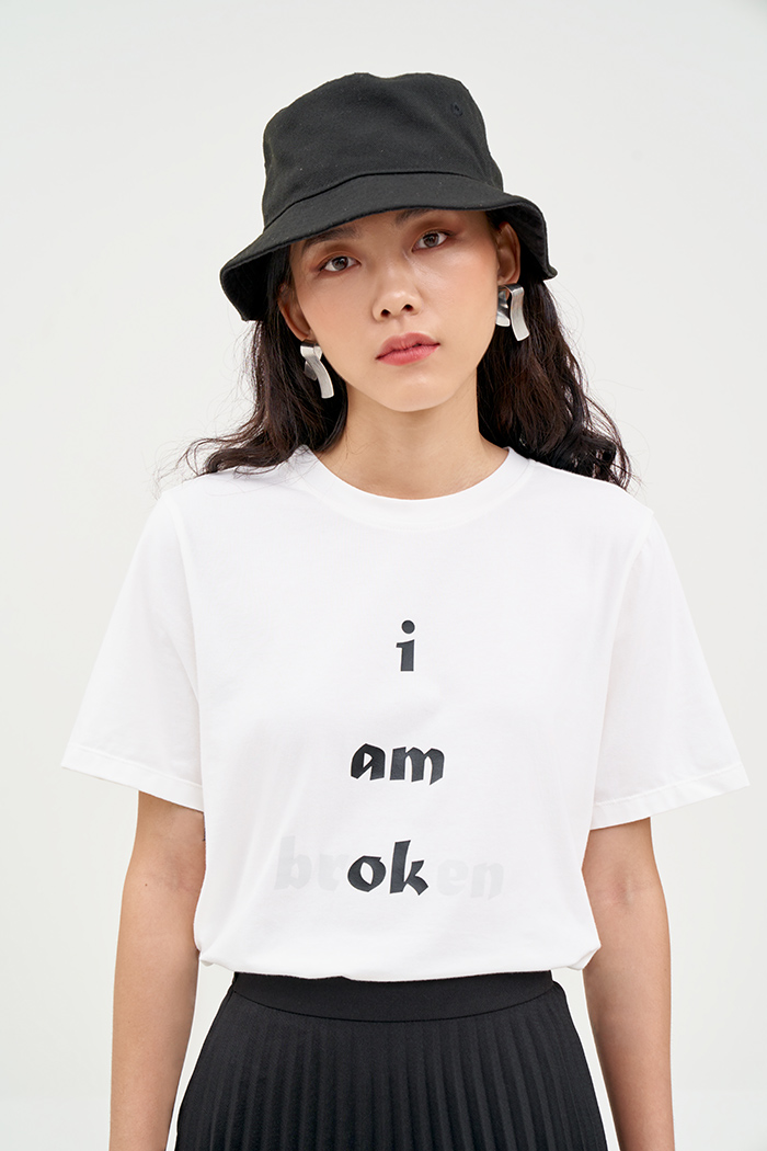 Áo thun in text I am broken