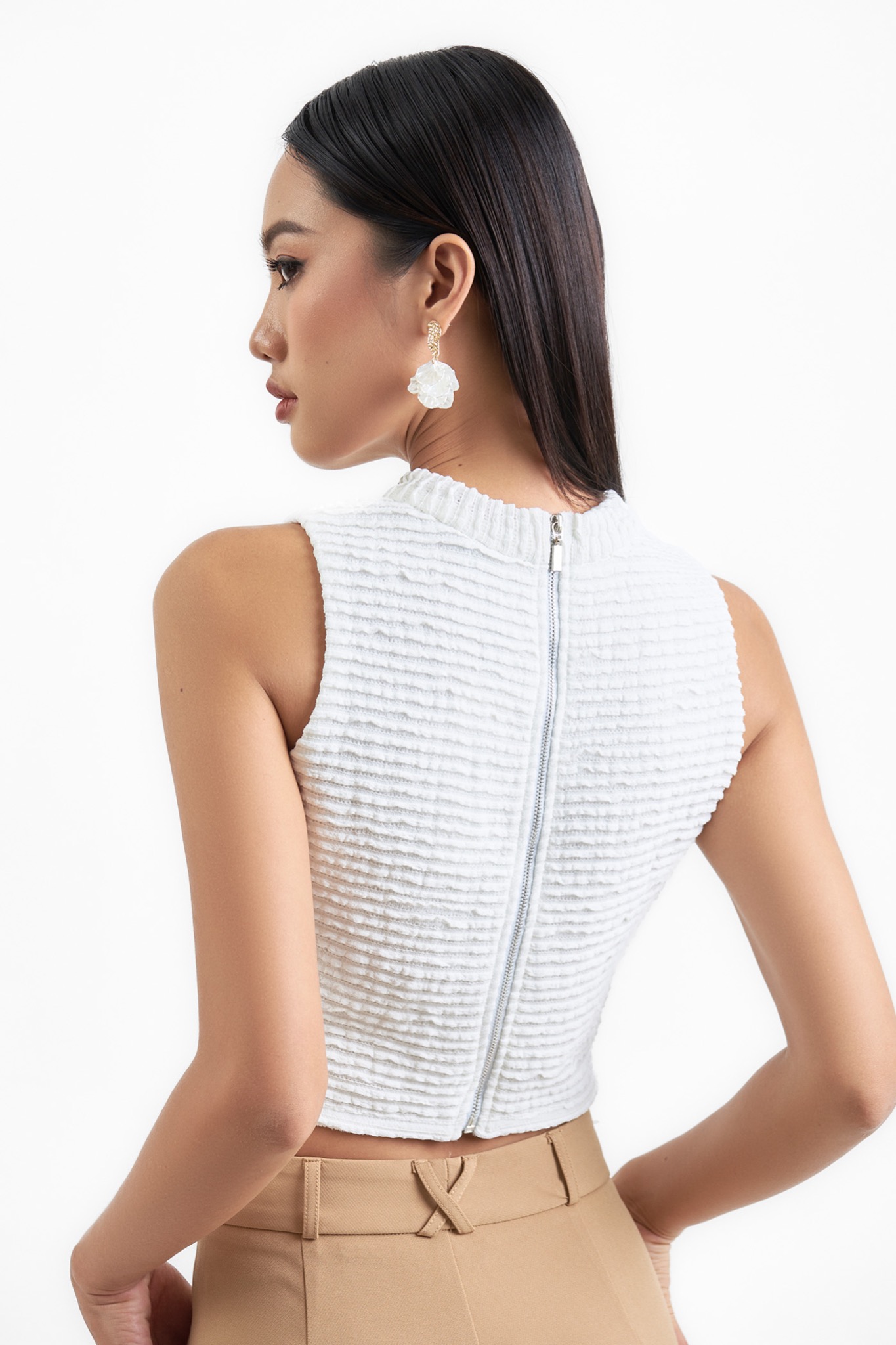 Áo croptop sát nách cổ tròn xẻ ngực